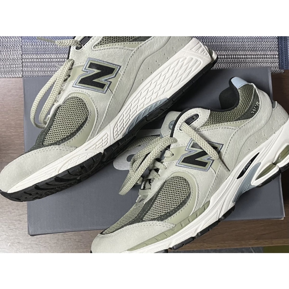 New Balance 2002R Silver Pine Olive Leaf 착용 스타일
