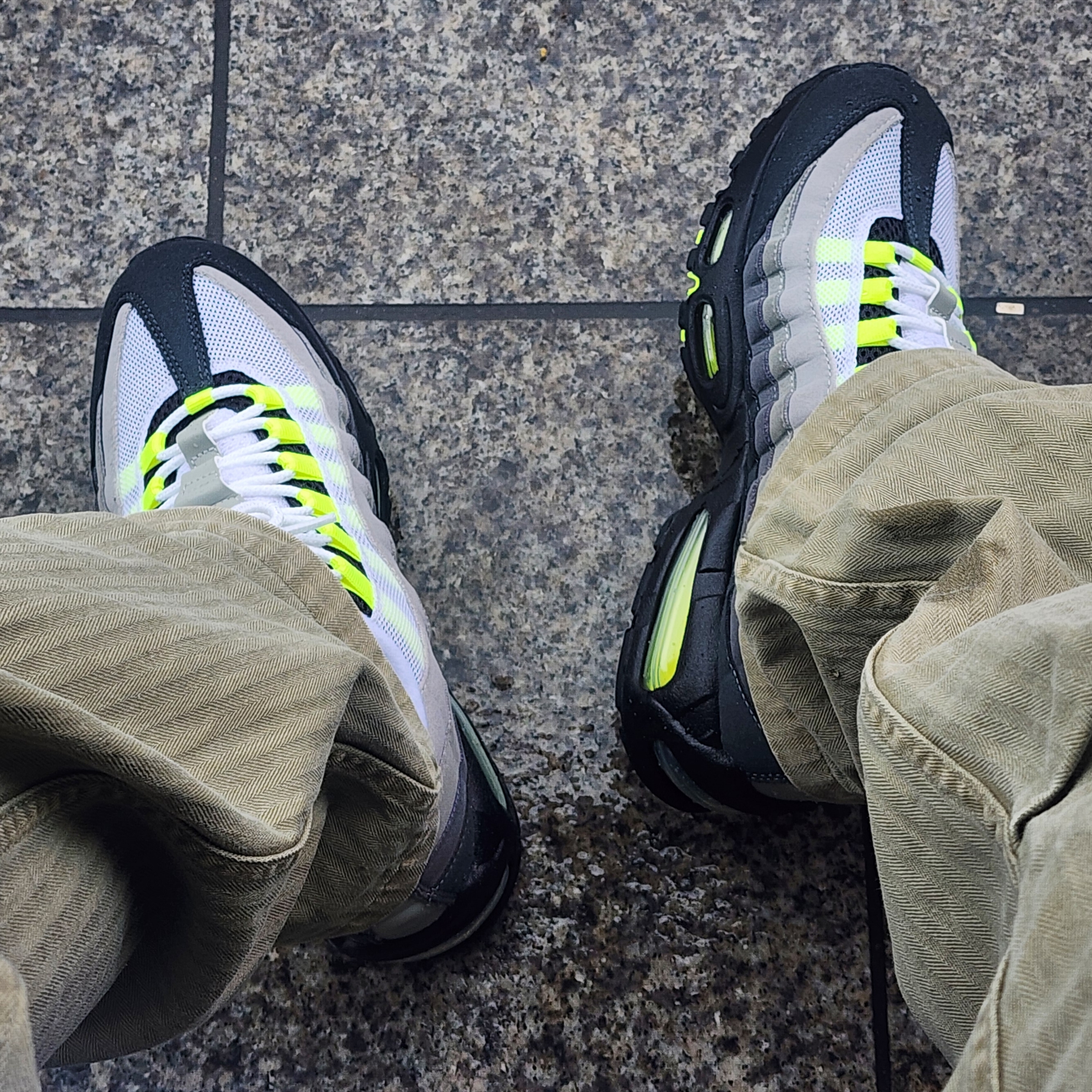 Kapital Sulfurized Herringbone Easy Baker Pants Studs Remake Khaki, Nike Air Max 95 OG Neon 착용 스타일