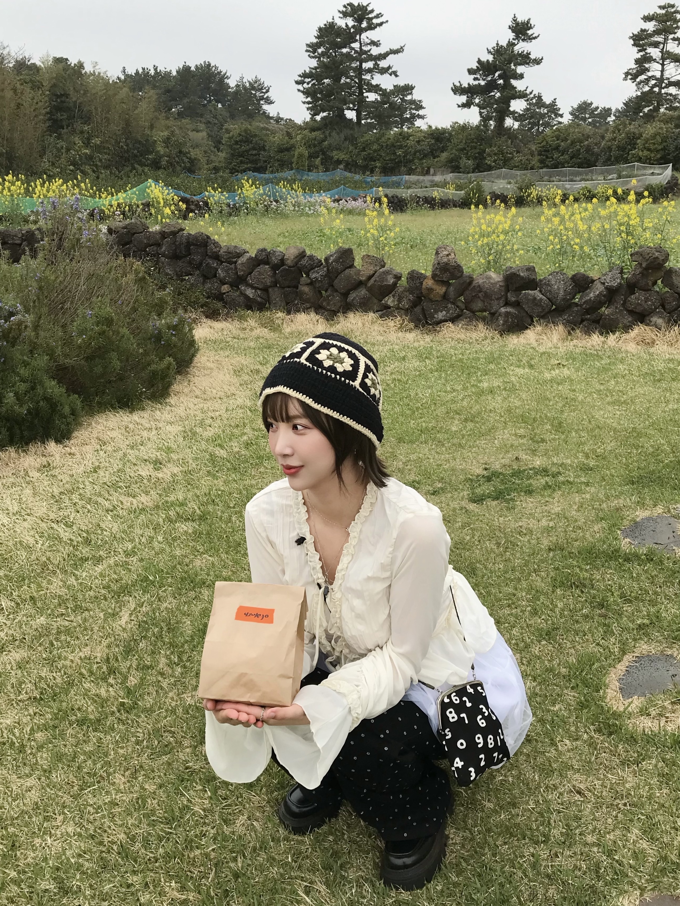 Sou Sou Canvas Soft Gamaguchi Bag Large Black 착용 스타일 - 1