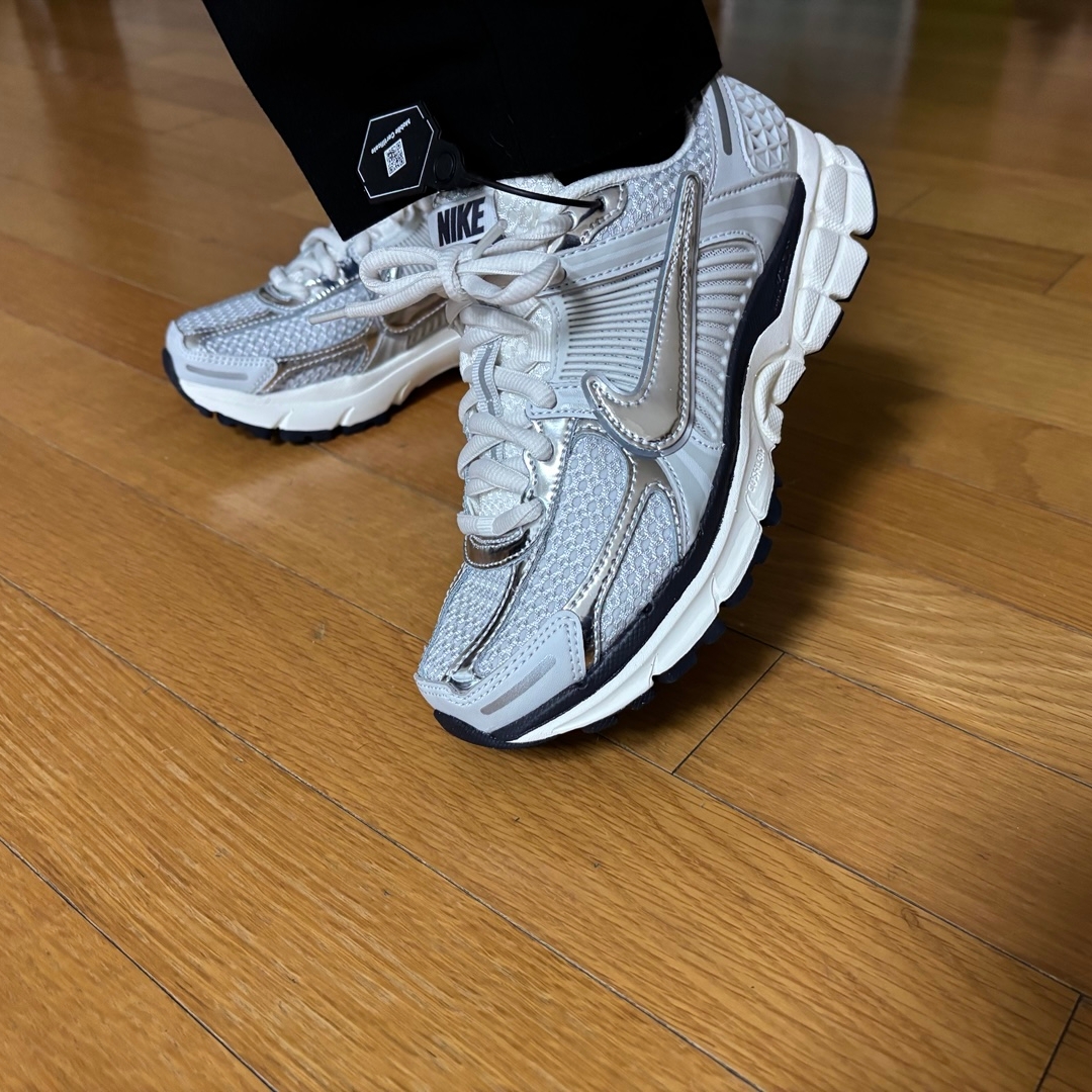 (W) Nike Zoom Vomero 5 Photon Dust and Metallic Silver 착용 스타일 - 2