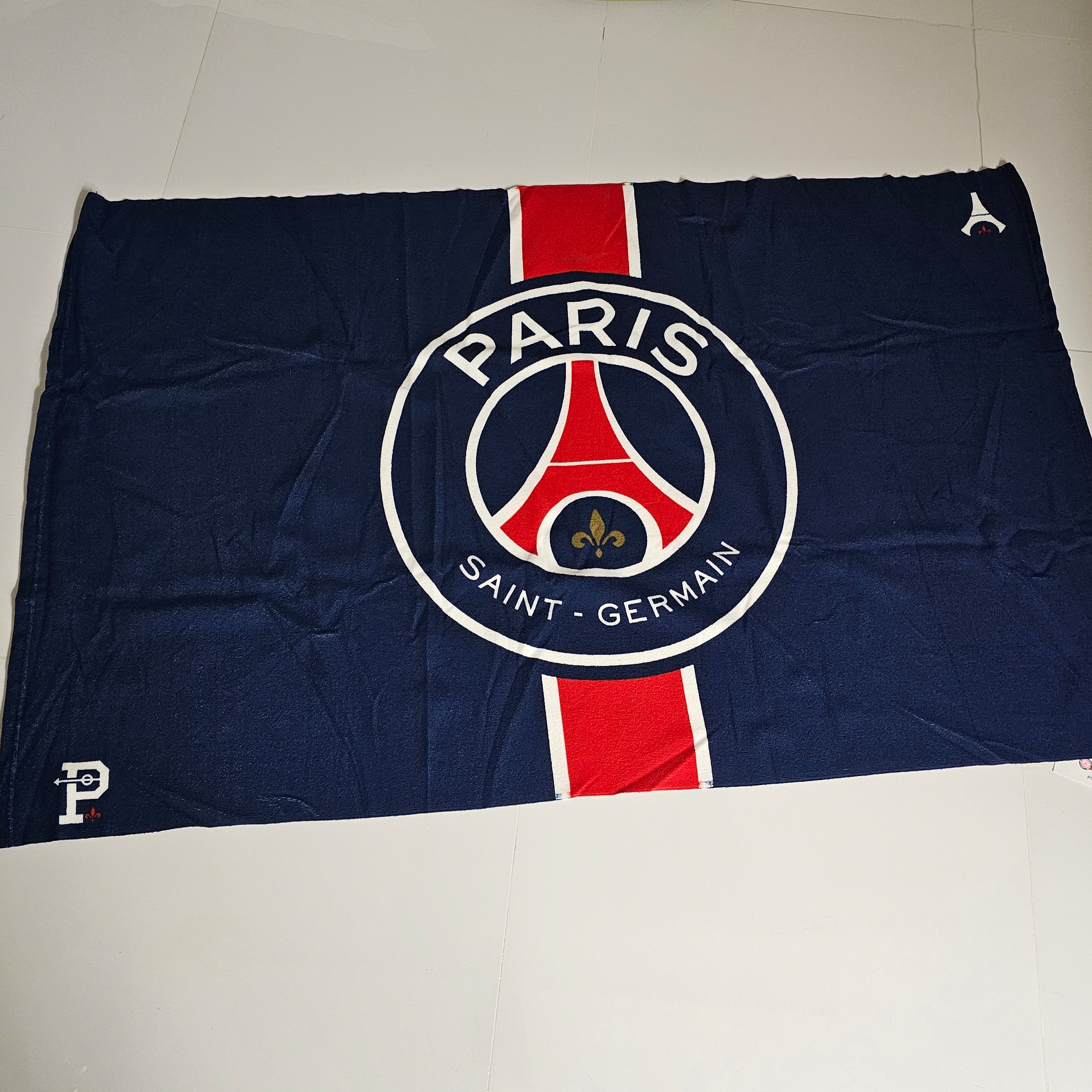 Over The Pitch P X PSG 2023 BEACH TOWEL 착용 스타일