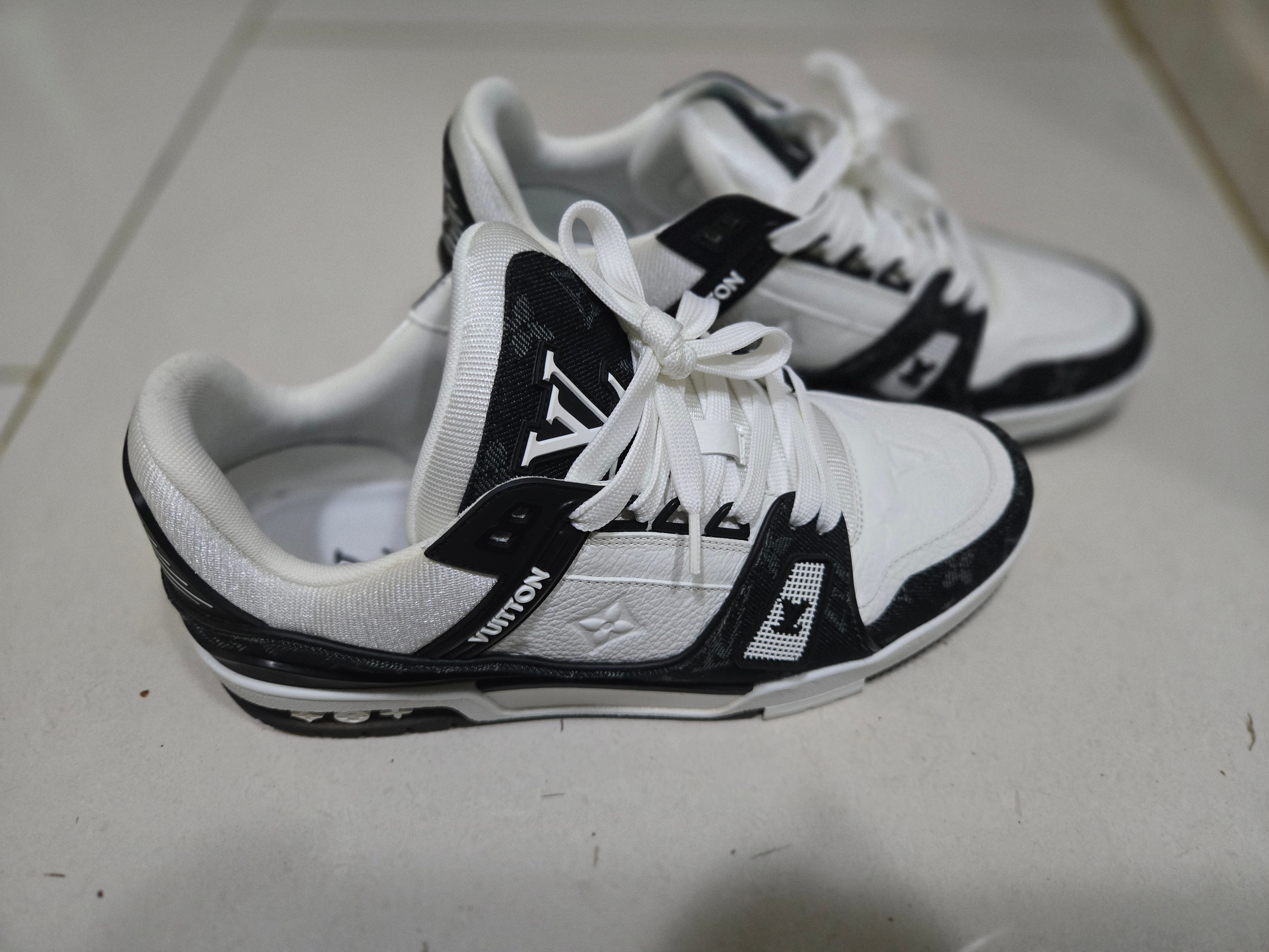 Louis Vuitton LV Trainer Sneakers Monogram Denim Black 착용 스타일
