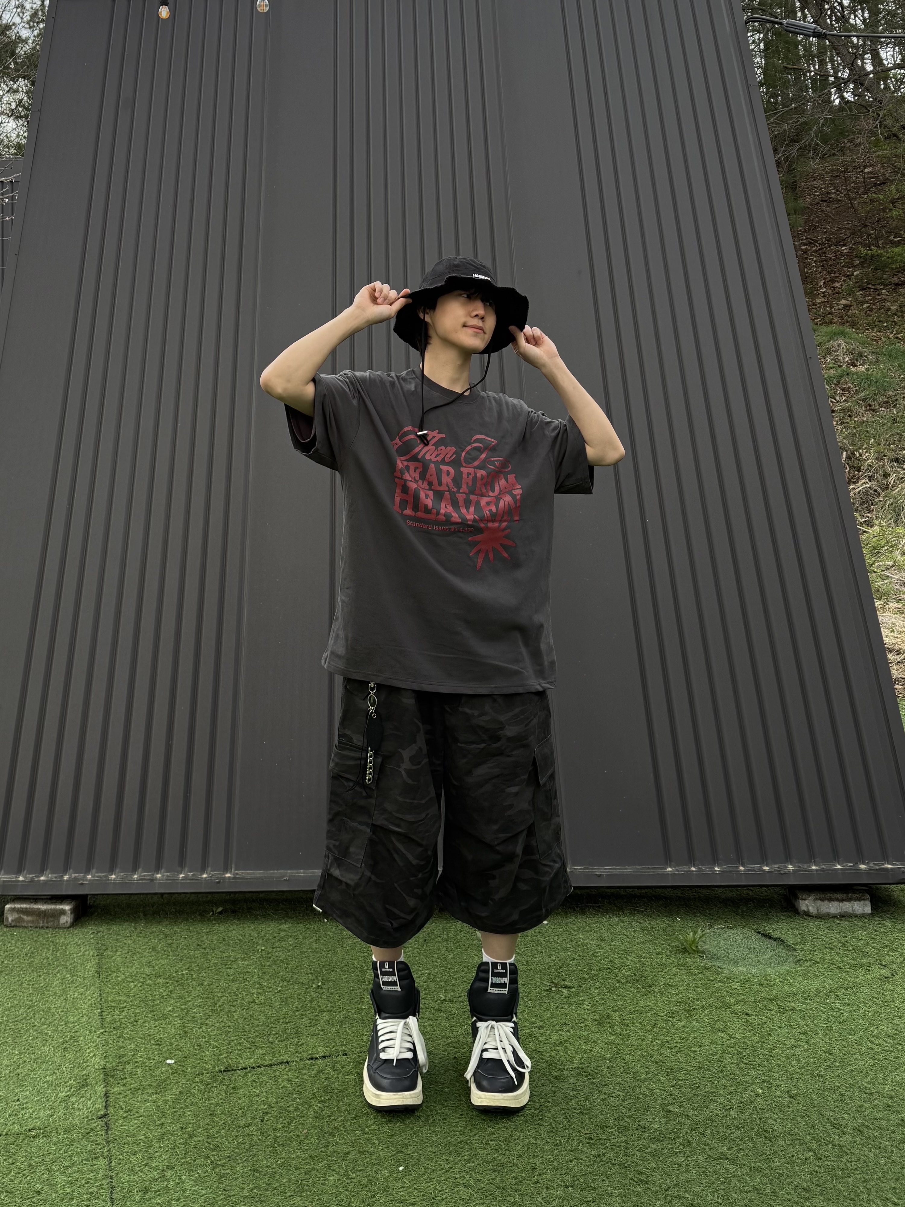 Jacquemus Le Bob Artichaut Bucket Hat Black, Converse x Drkshdw Turbowpn Black Cream 착용 스타일 - 2