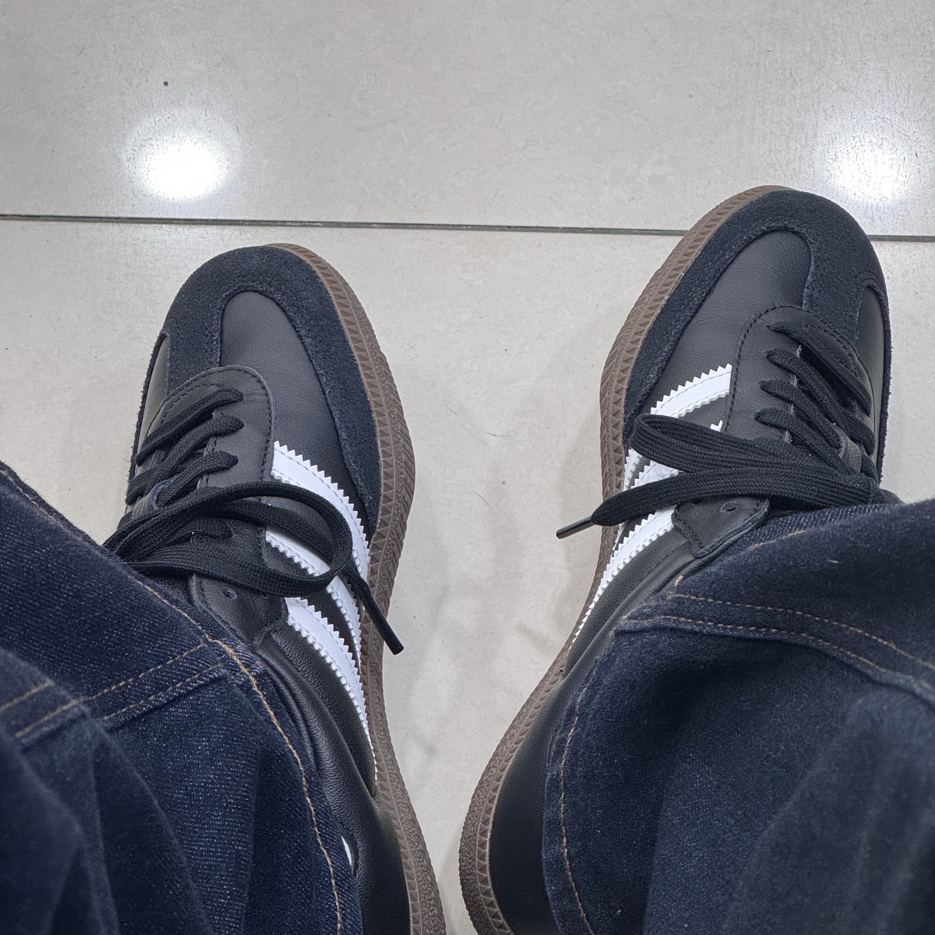 Adidas Samba OG Black White Gum 착용 스타일 - 1