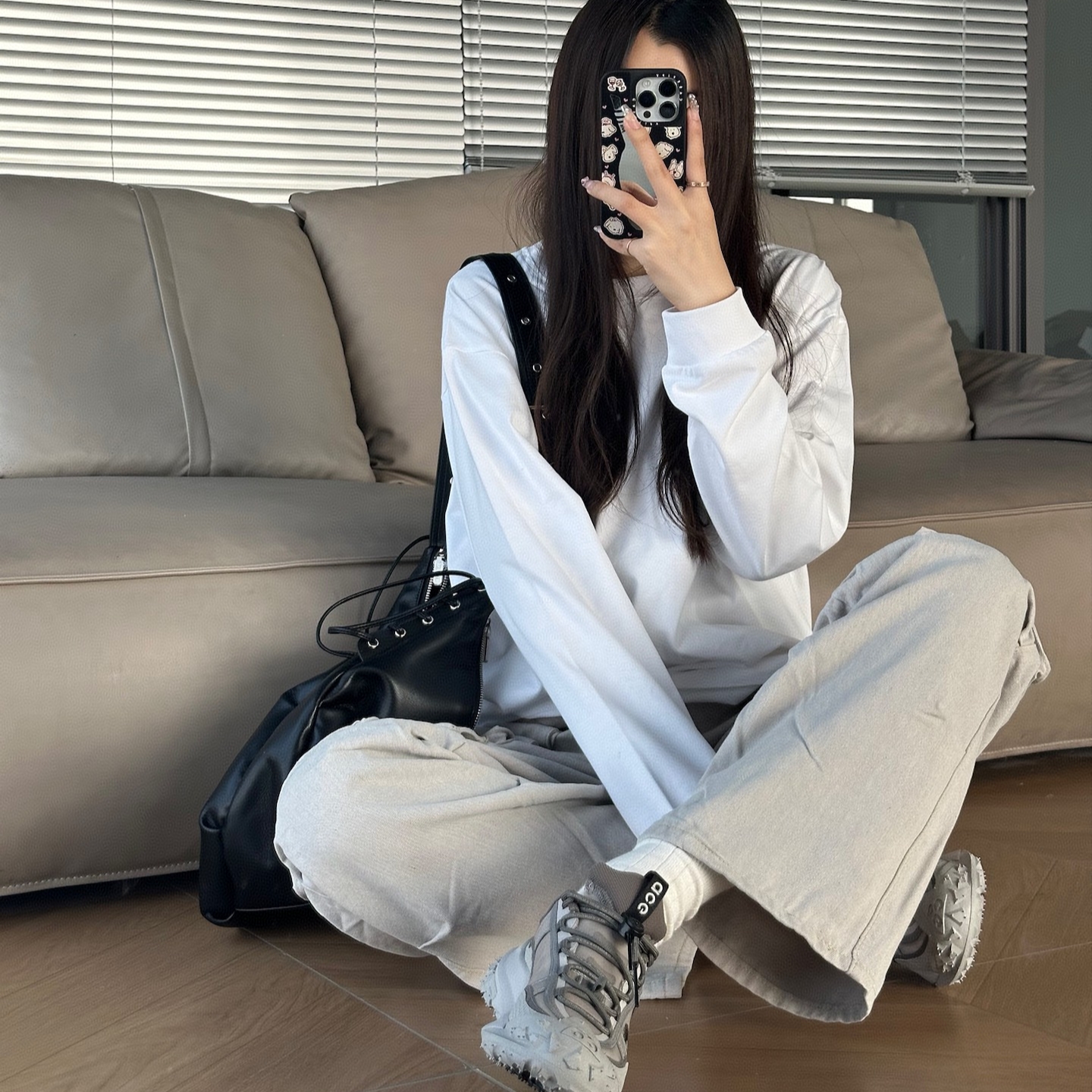 나이키 ACG 마운틴 플라이 2 로우 라이트 아이언 오어 블랙 착용 스타일 - 1