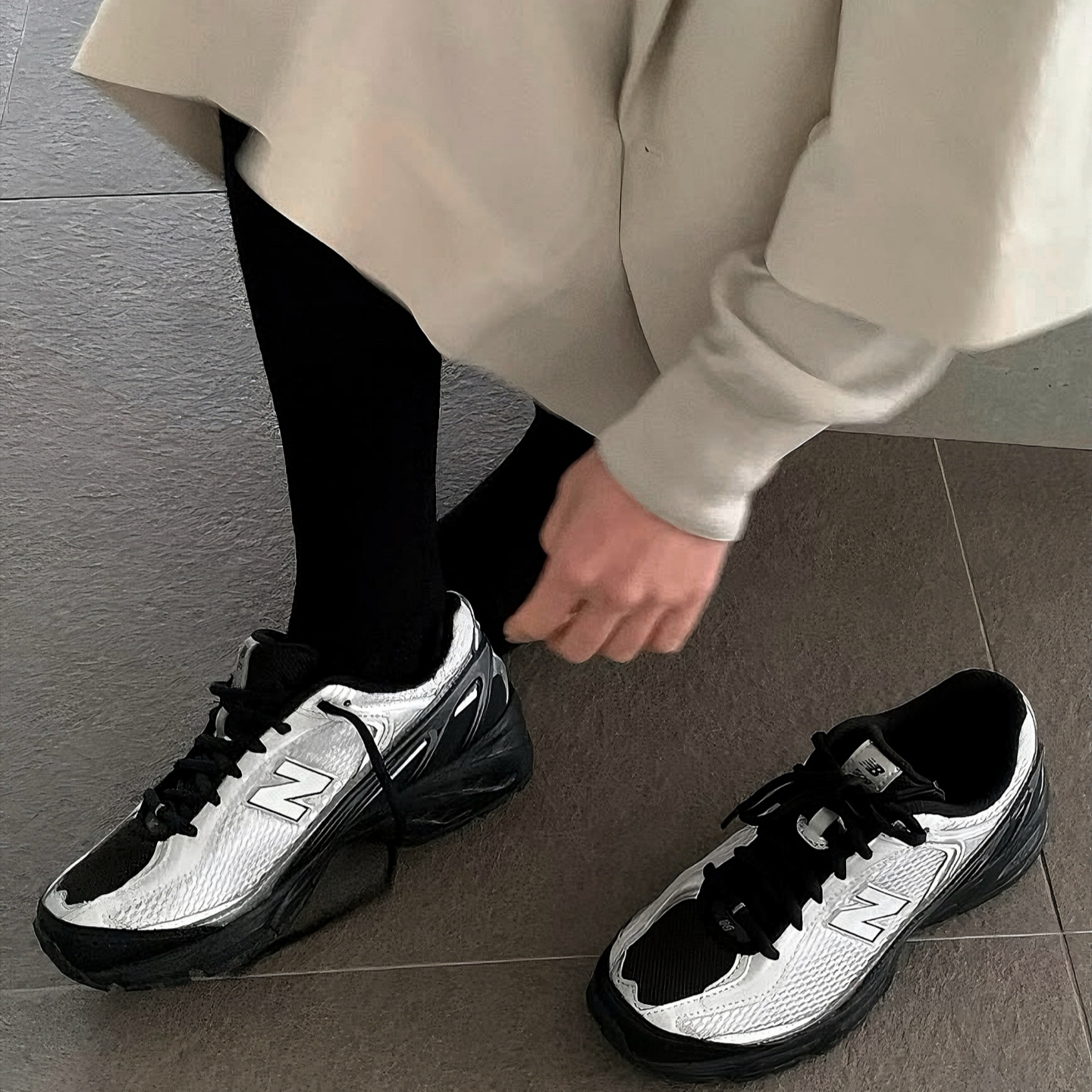 New Balance 509 Black Gray 착용 스타일 - 2