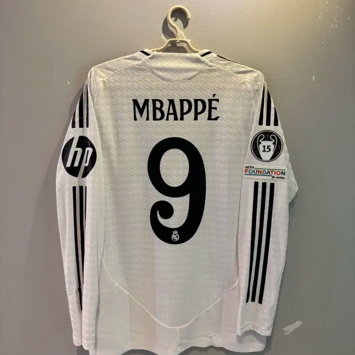 Adidas Real Madrid 99/00 Away Jersey Black - KR Sizing (Non Marking Ver.), Adidas Real Madrid 99/00 Home Jersey White - US Sizing (Non Marking Ver.) 착용 스타일 - 1