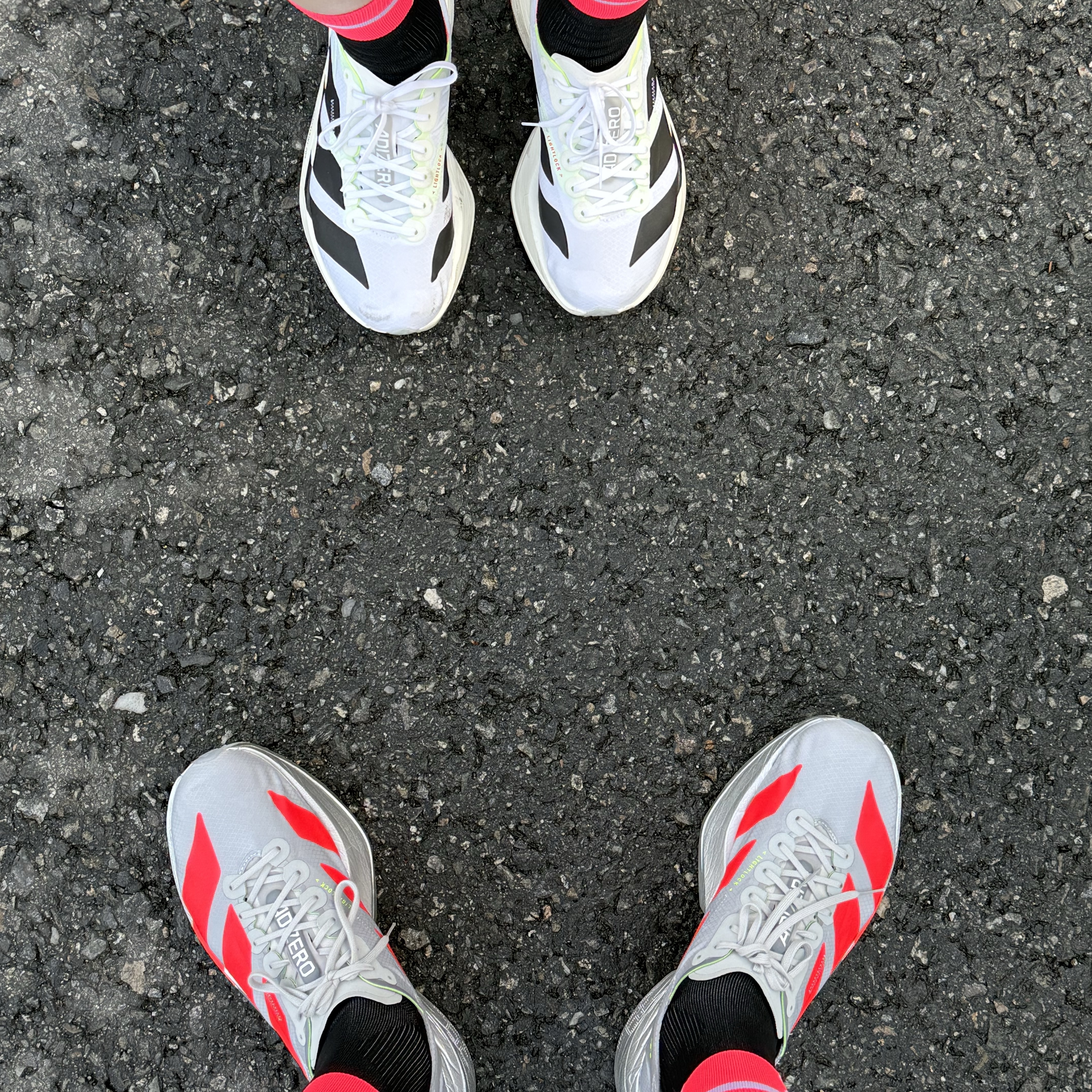 Adidas Adizero Adios Pro 4 Silver Metallic Lucid Red, Adidas Adizero Adios Pro 4 Cloud White Core Black 착용 스타일