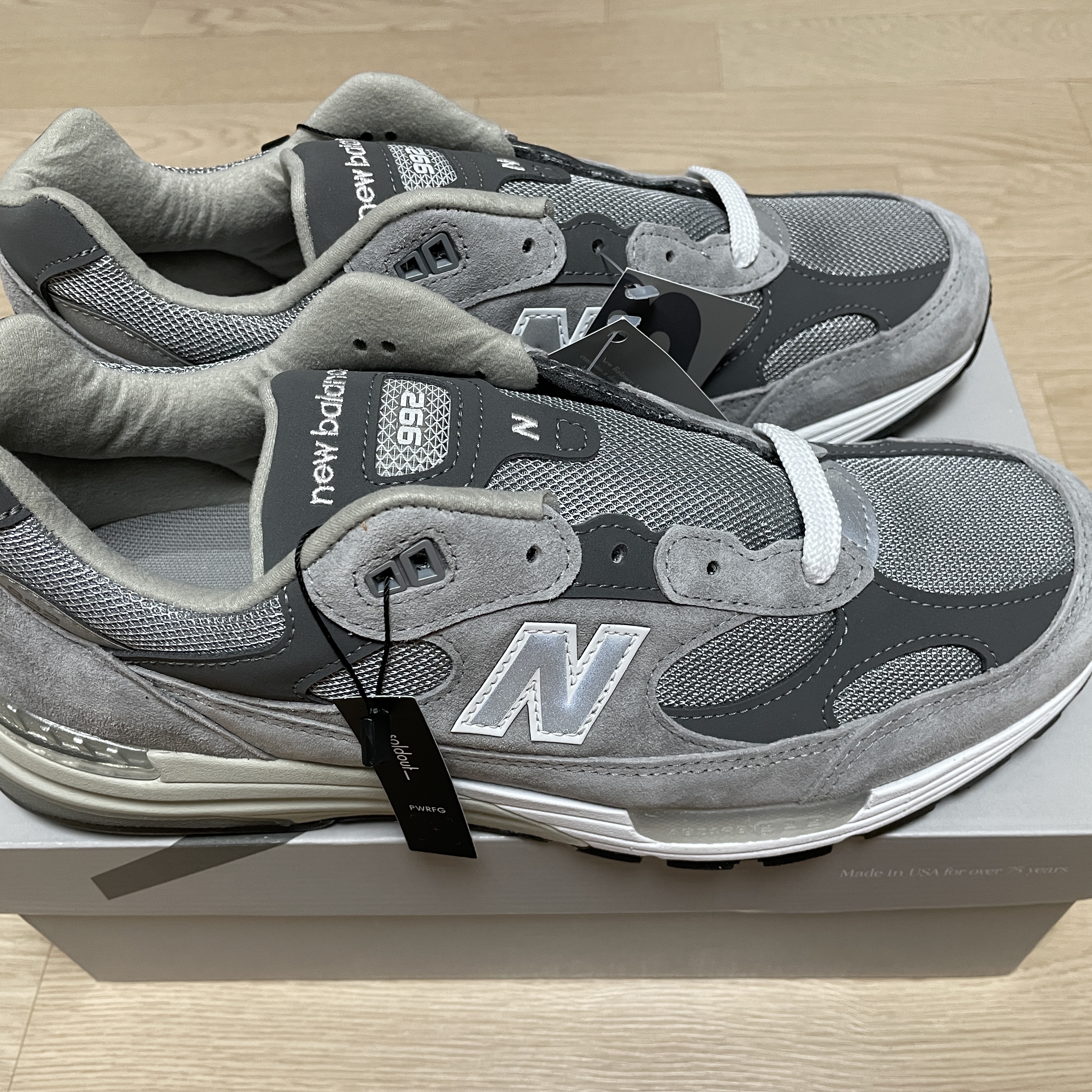 New Balance 992 Made in USA Core Grey Silver Metallic, New Balance 993 Made in USA Grey - D Standard 착용 스타일 - 3