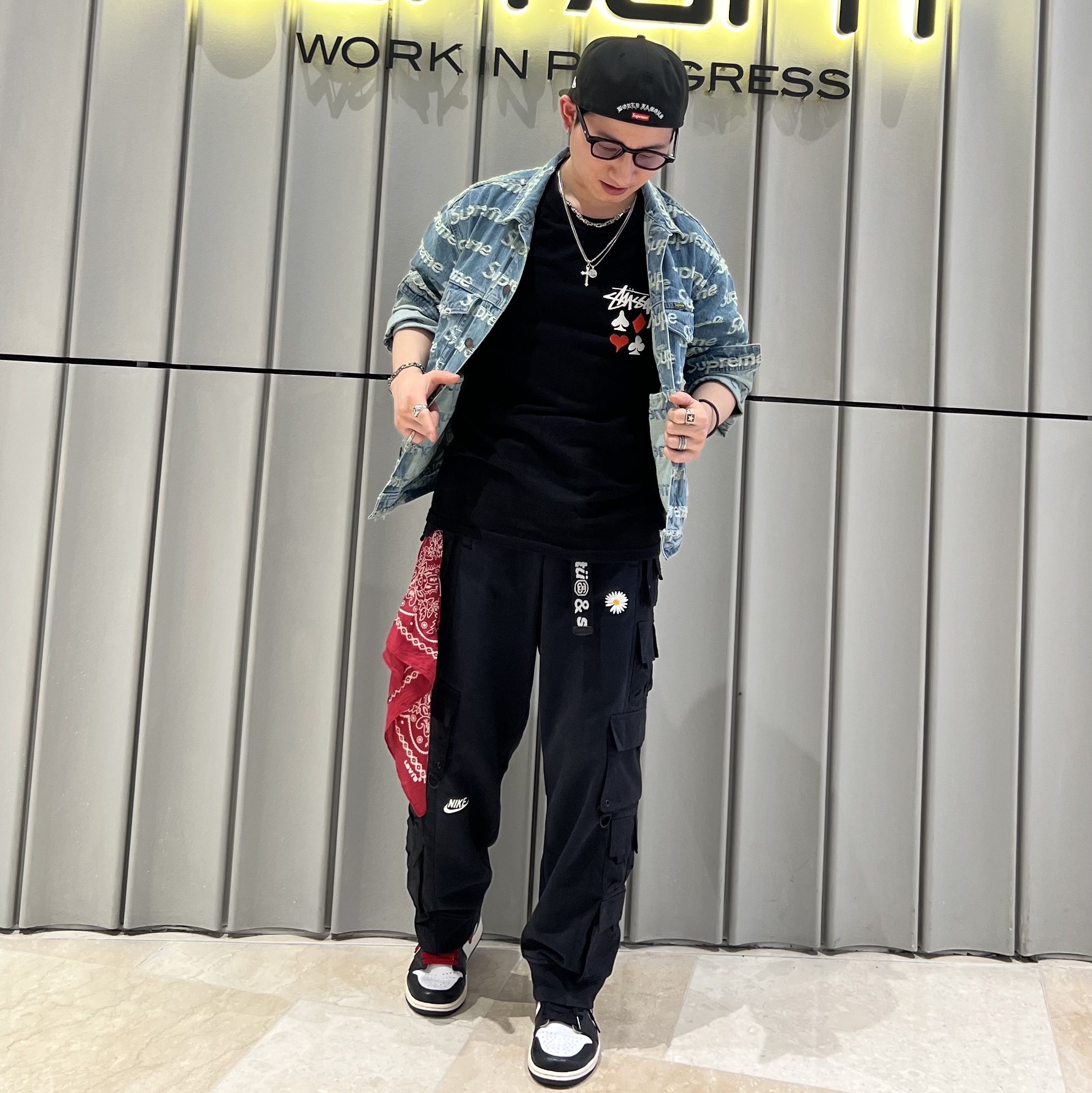 Supreme Frayed Logos Denim Trucker Jacket Blue - 21SS, Stussy x Cactus Plant Flea Market Web Belt Black 착용 스타일