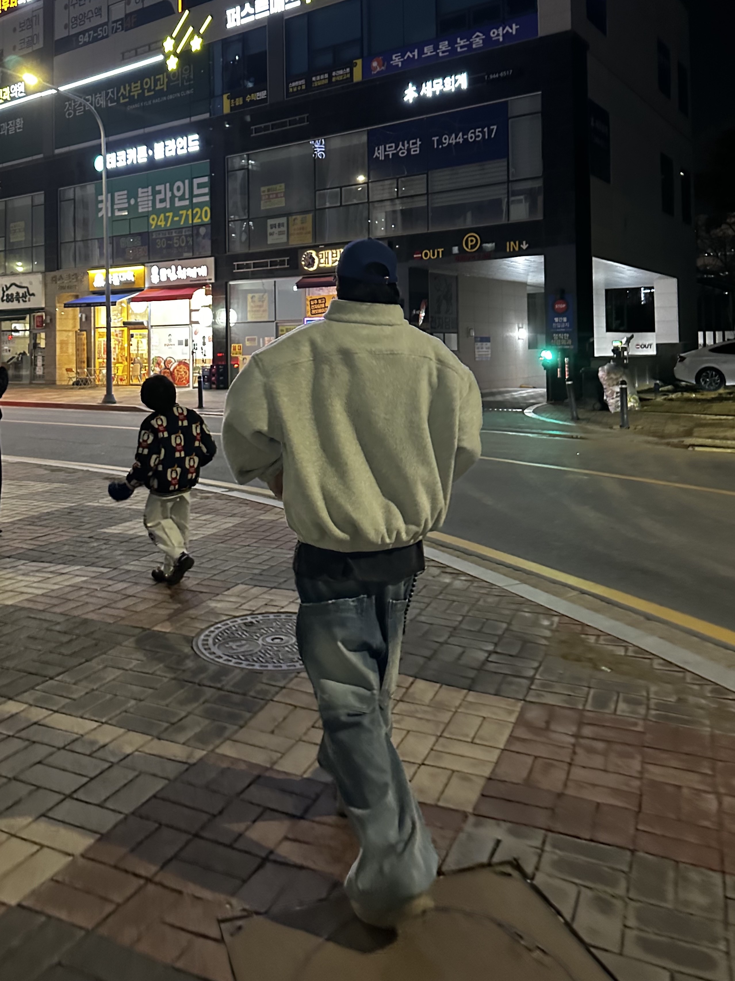 논노드 하프 집 플리스 클라우드 화이트, 뉴에라 x 모마 뉴욕 양키즈 캡 브라이트 로얄 착용 스타일 - 4