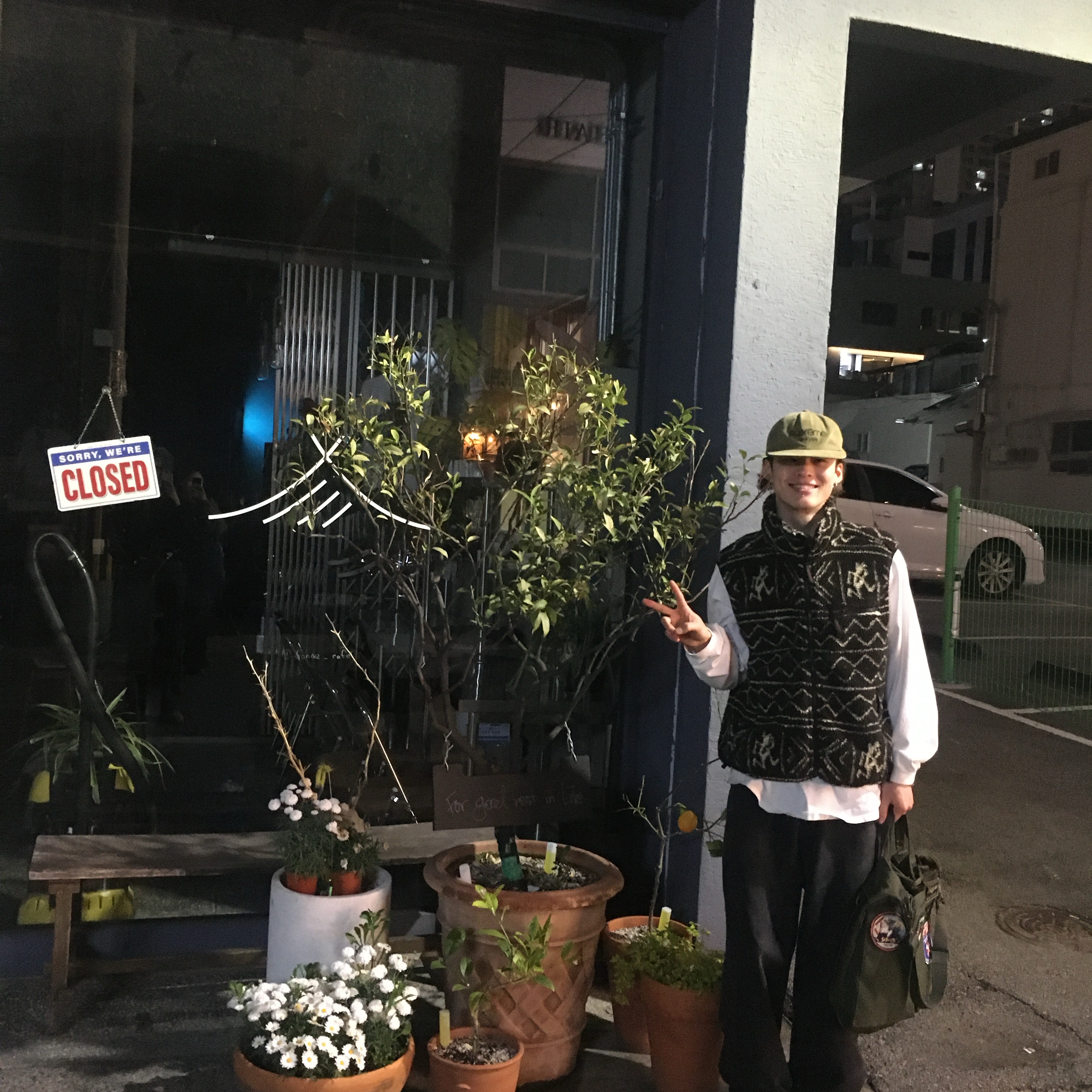 디스이즈네버댓 x 그라미치 플리스 베스트 브라운 착용 스타일 - 1