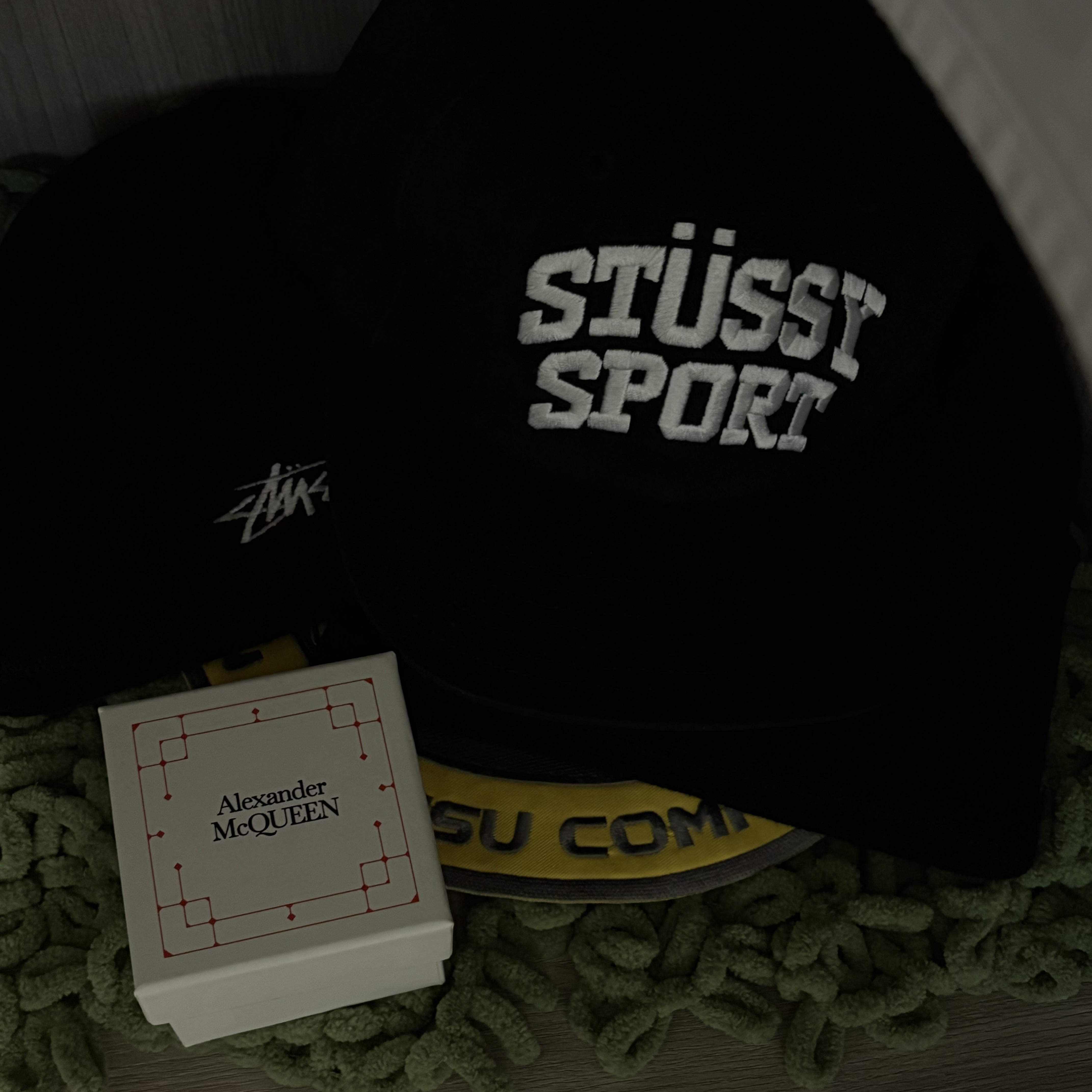스투시 스탁 커프 비니 블랙, 스투시 미드 뎁스 스포츠 스냅백 블랙 메탈릭 착용 스타일 - 1