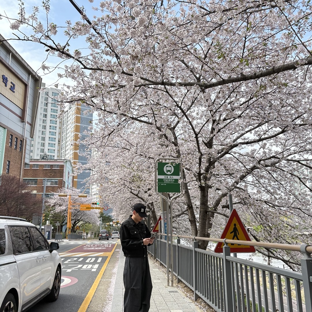스투시 x 리바이스 크리스피 린스 트러커 자켓 블랙 착용 스타일 - 1