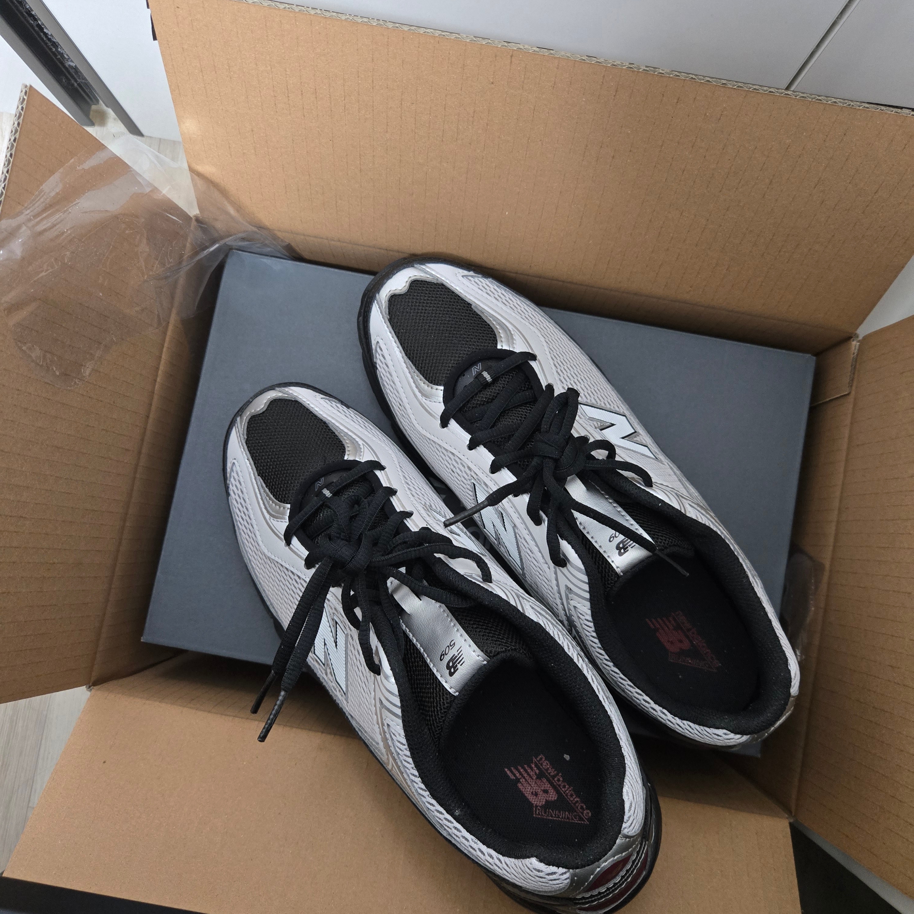 New Balance 509 Black Gray 착용 스타일