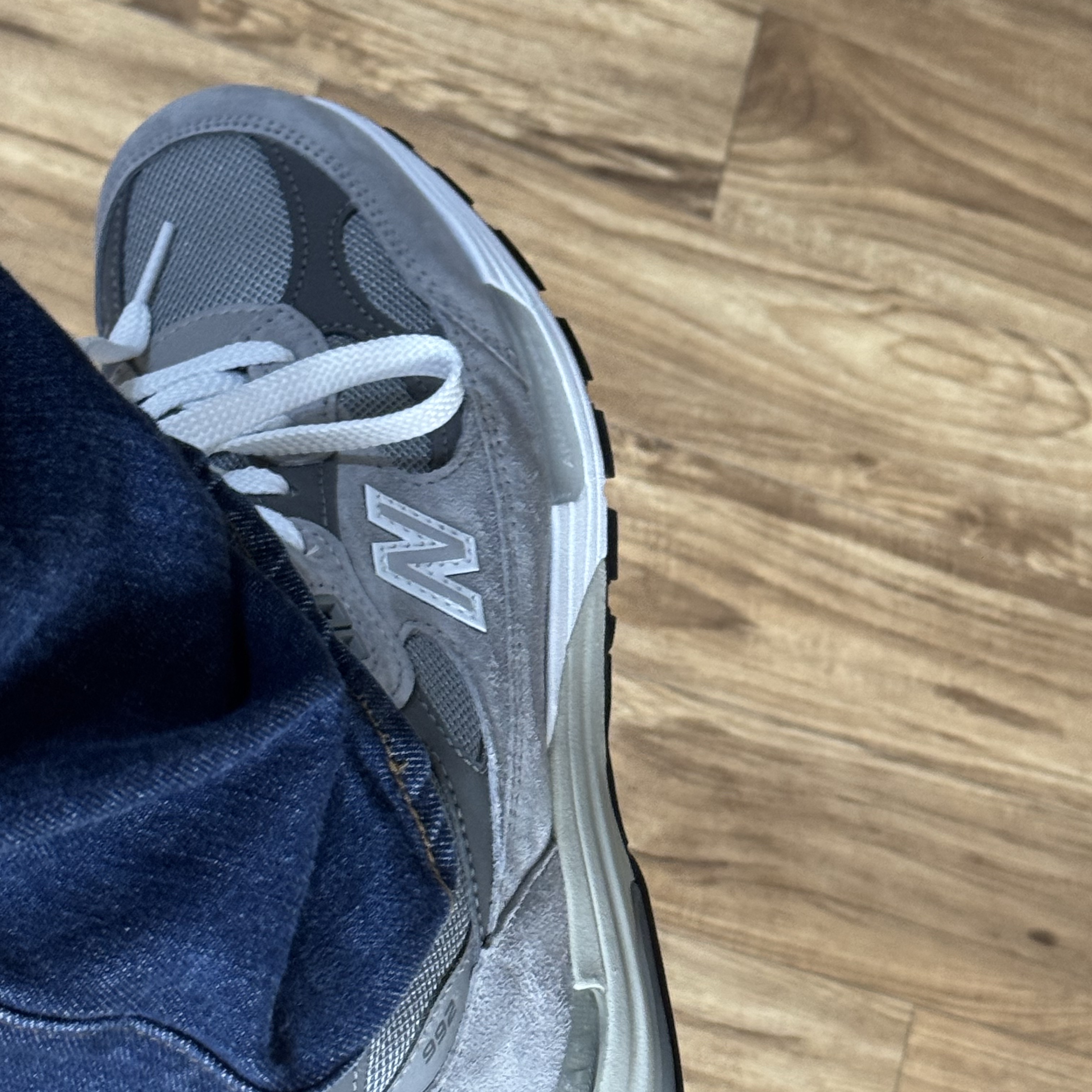 New Balance 992 Made in USA Core Grey Silver Metallic 착용 스타일