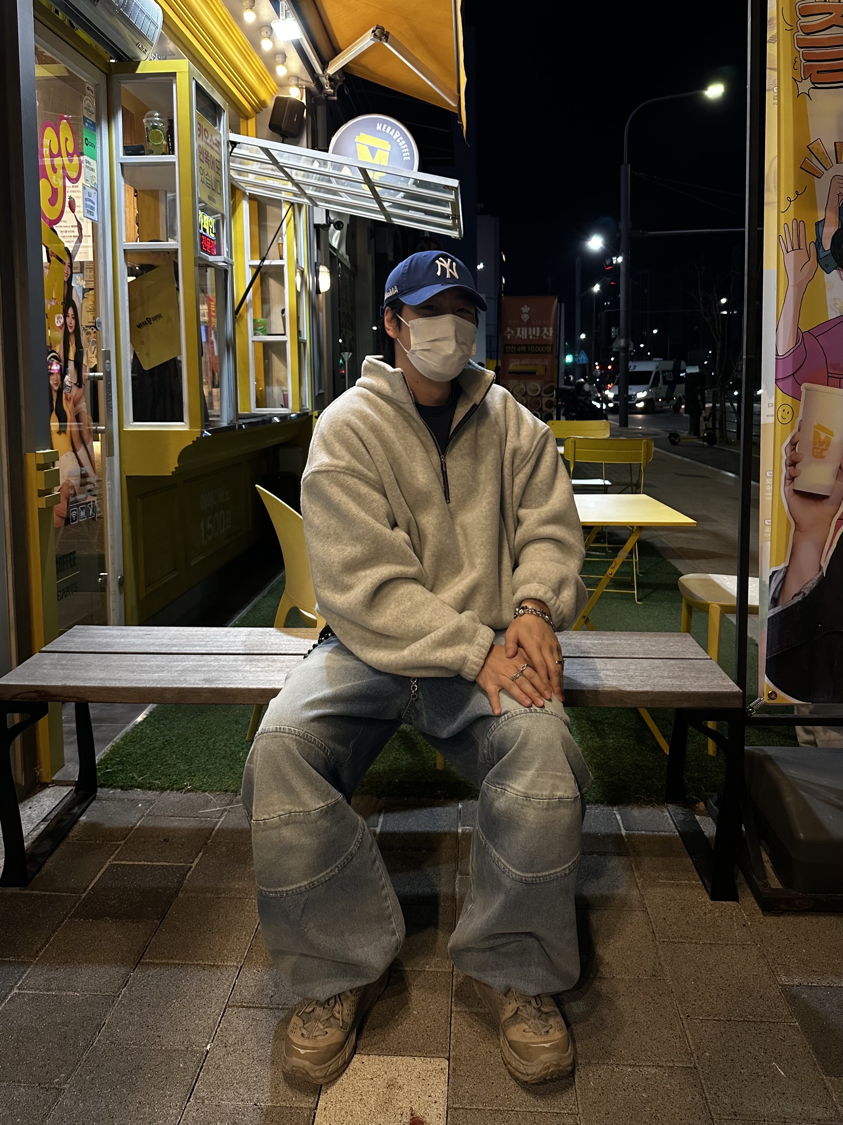 논노드 하프 집 플리스 클라우드 화이트, 뉴에라 x 모마 뉴욕 양키즈 캡 브라이트 로얄 착용 스타일 - 3