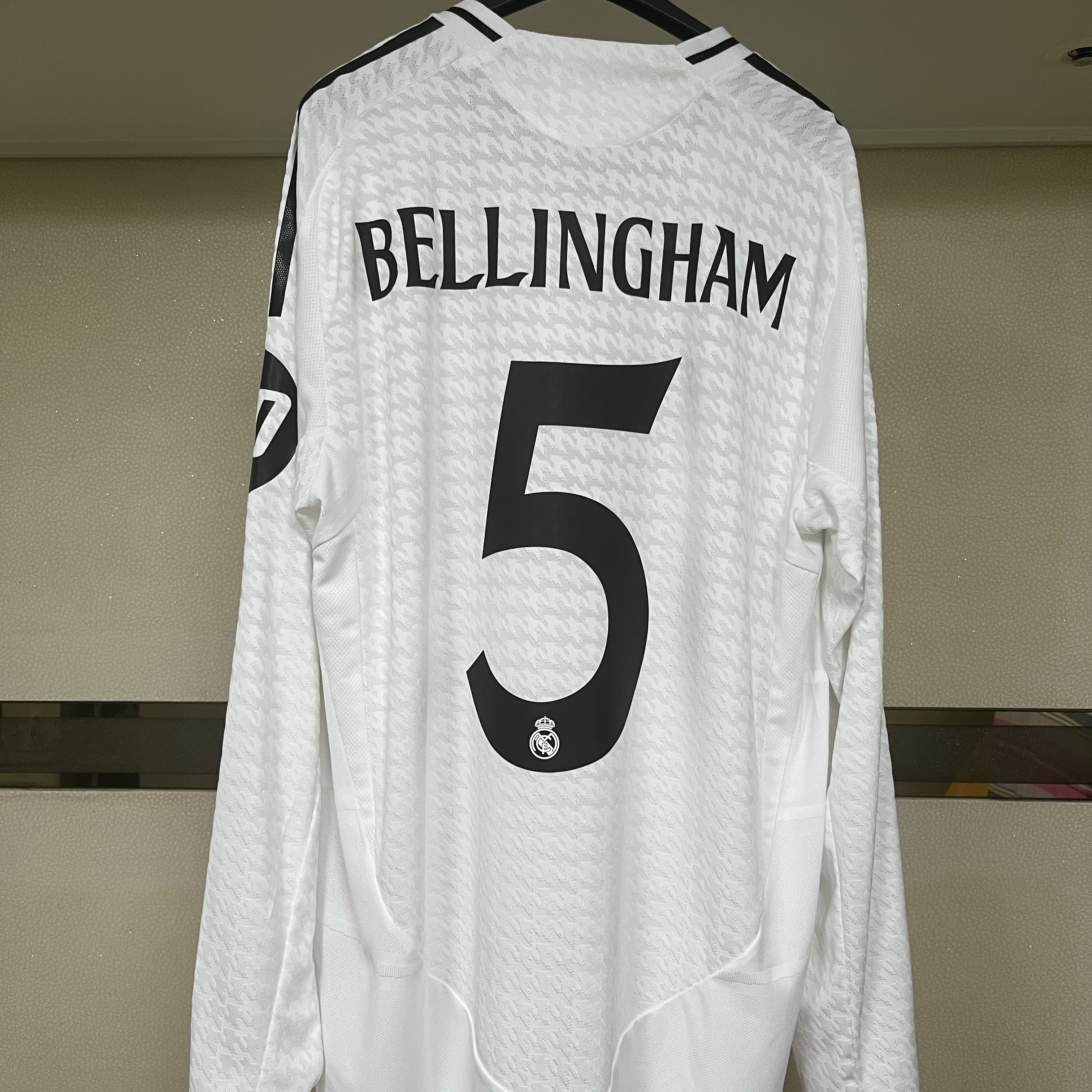 Adidas Real Madrid 99/00 Away Jersey Black - KR Sizing (Non Marking Ver.), Adidas Real Madrid 99/00 Home Jersey White - US Sizing (Non Marking Ver.) 착용 스타일 - 2
