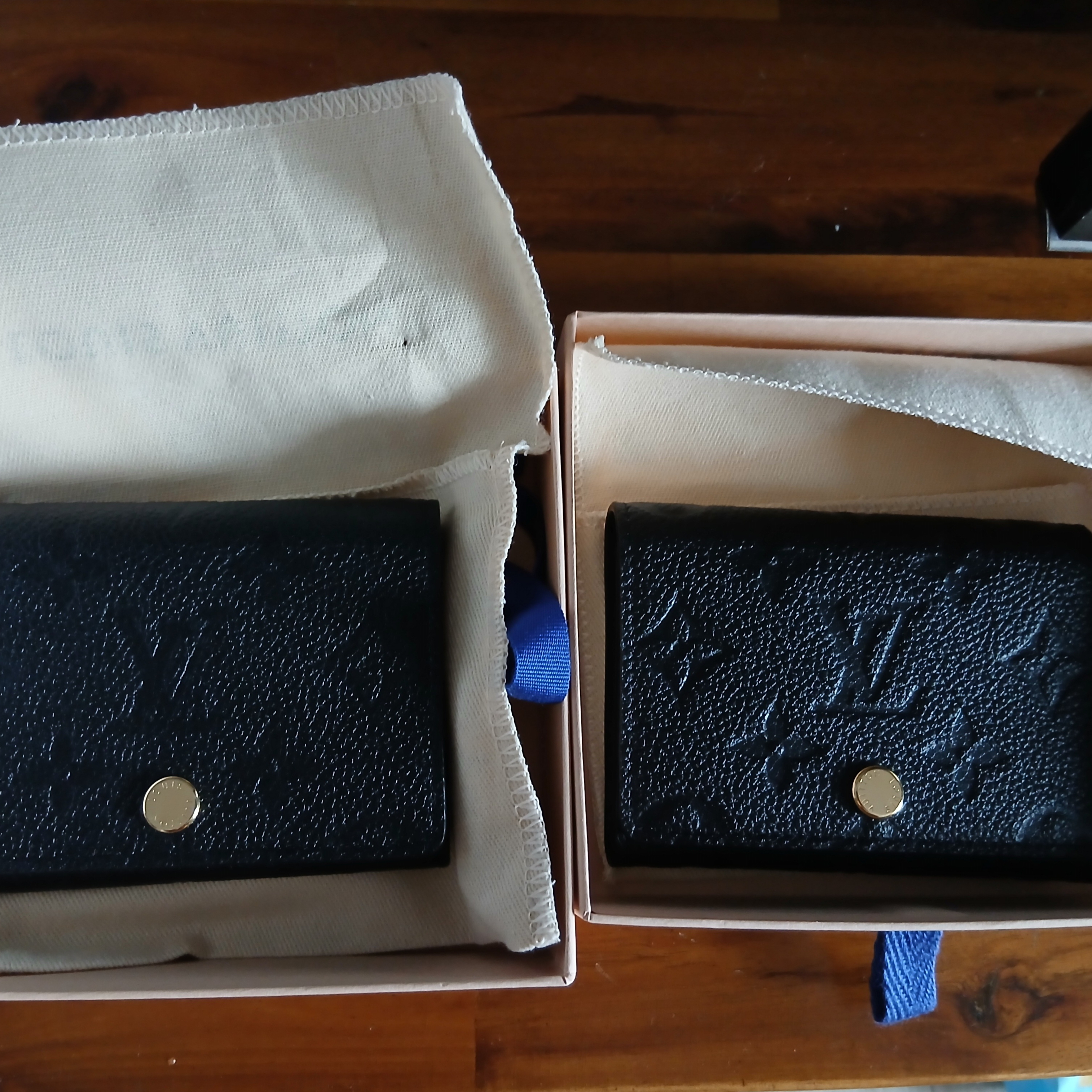 Louis Vuitton Business Card Holder Monogram Embossed Leather Black 착용 스타일