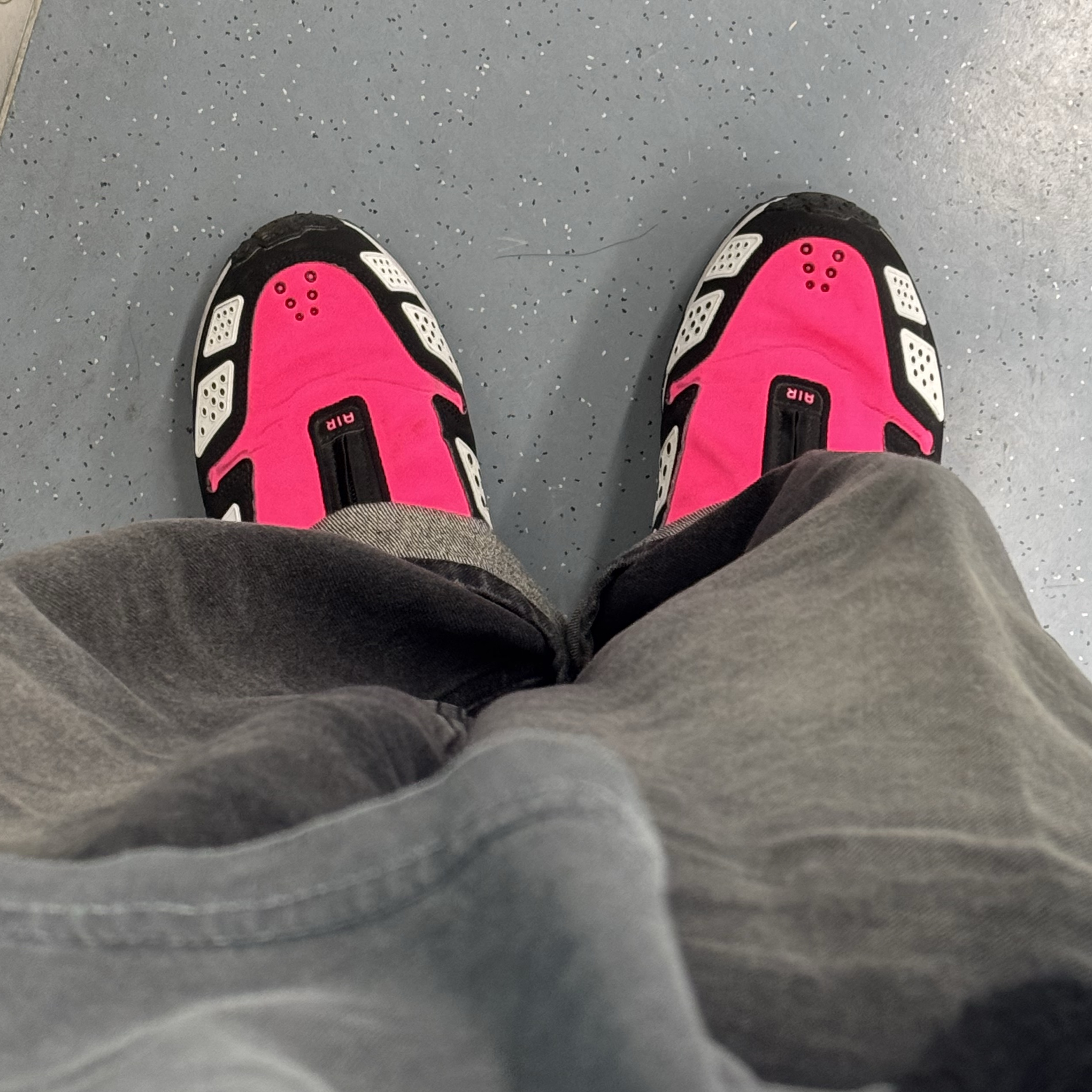 (W) Nike Air Max SNDR Hyper Pink and Black 착용 스타일