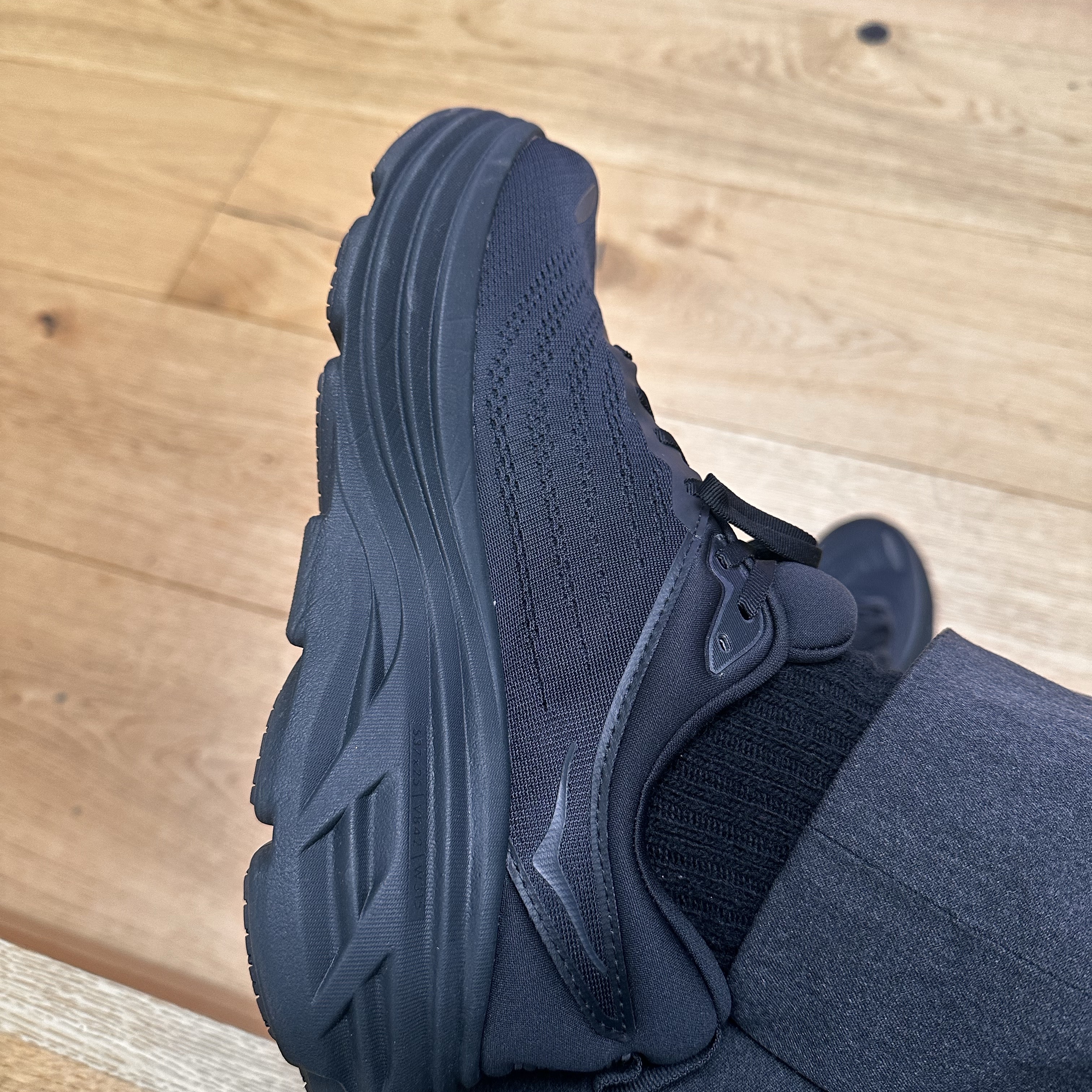 Hoka Bondi 8 Black - X-Wide 착용 스타일 - 2