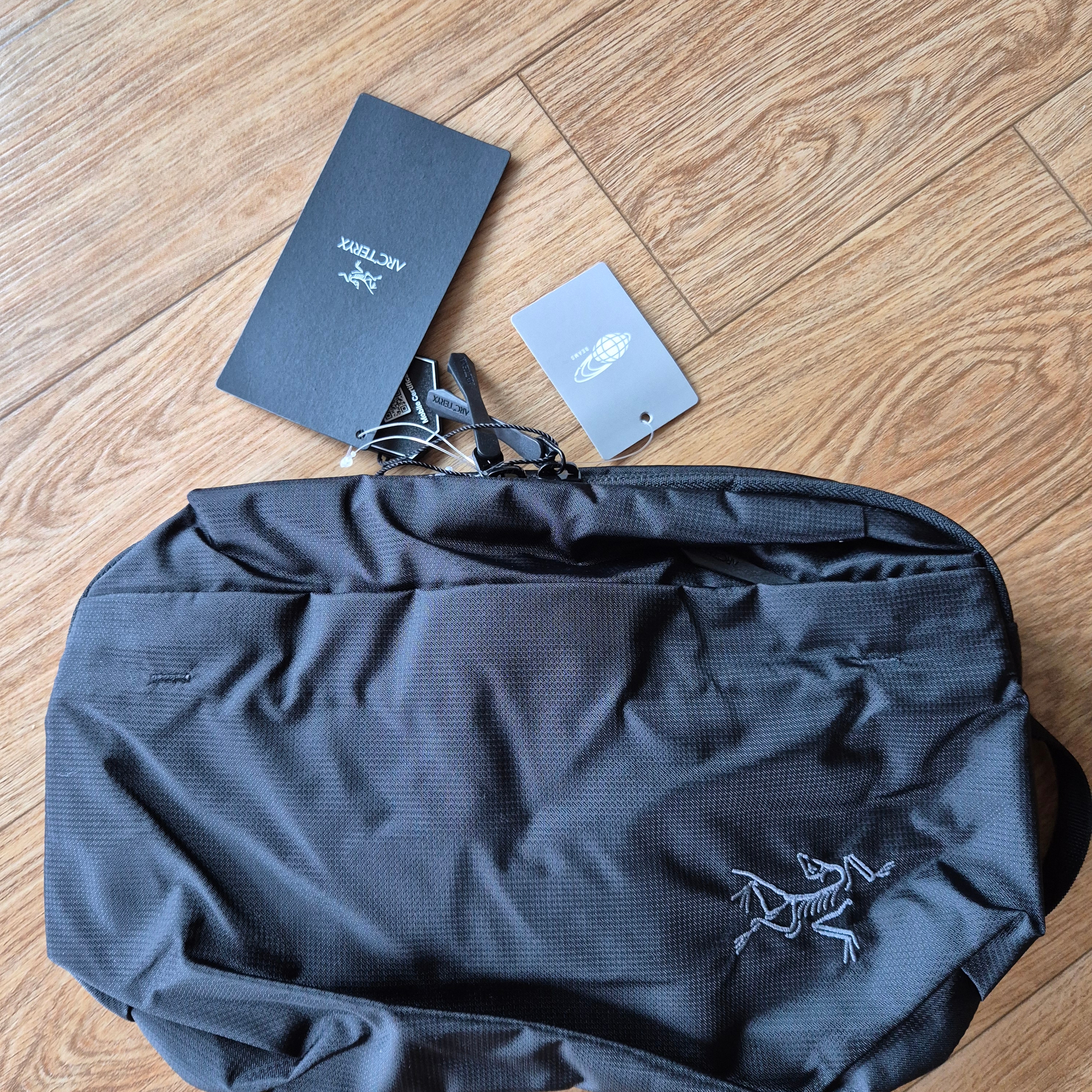 Arc'teryx Heliad 6 Crossbody Bag Black 착용 스타일