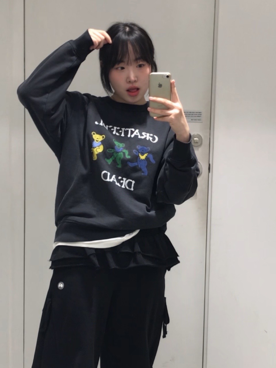 GU x Grateful Dead Washed Sweatshirt Pullover Dark Gray 착용 스타일