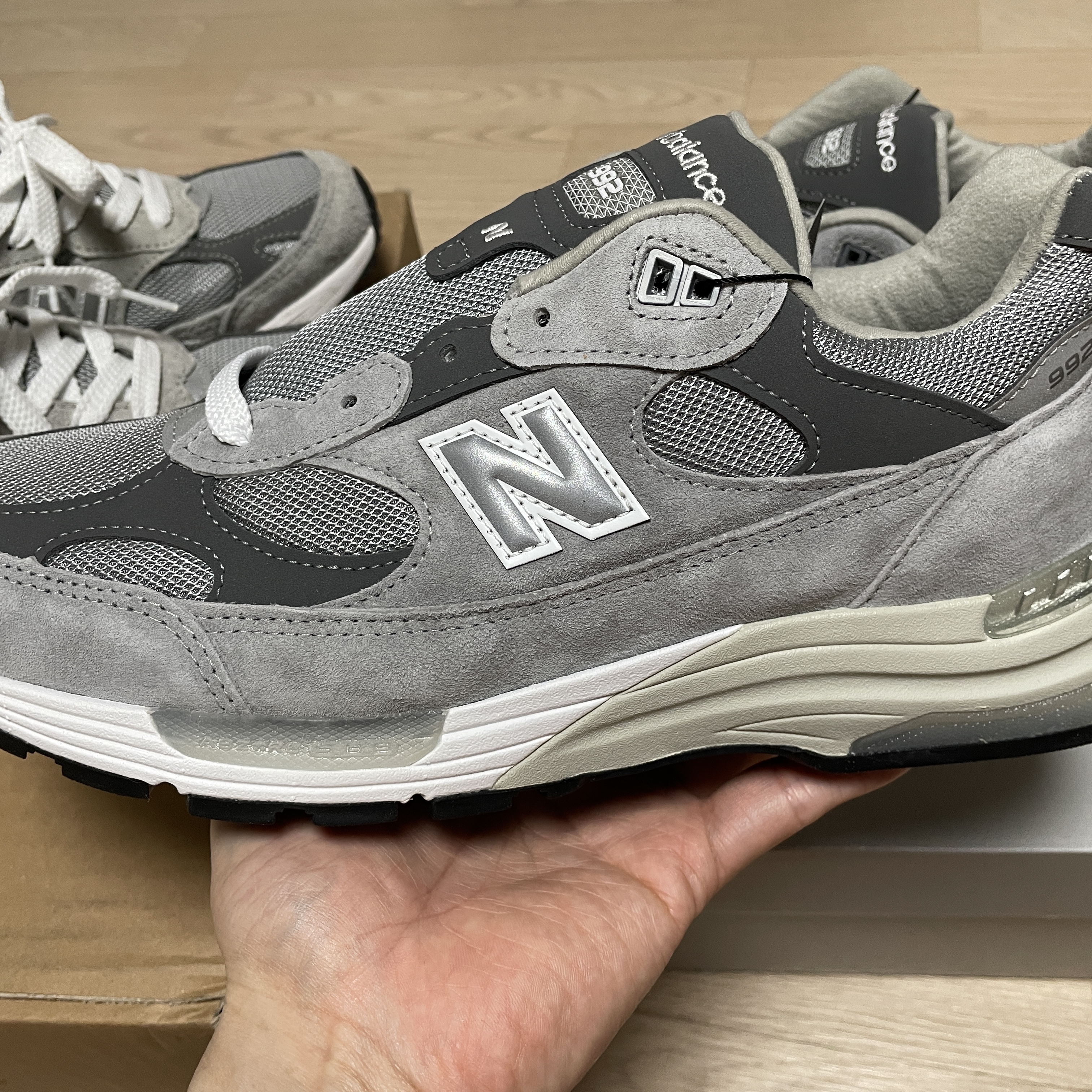 New Balance 992 Made in USA Core Grey Silver Metallic, New Balance 993 Made in USA Grey - D Standard 착용 스타일 - 1