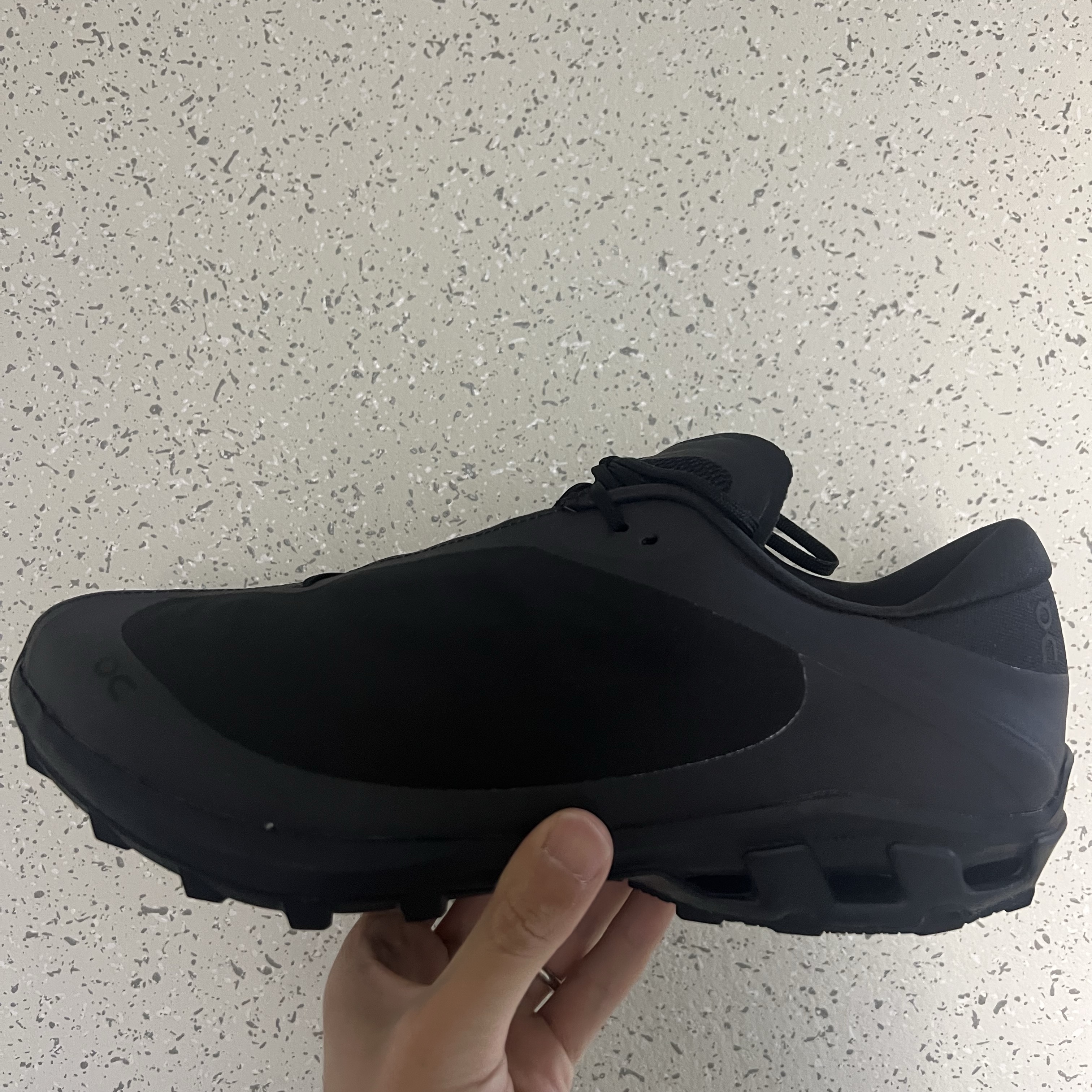 On Running x Post Archive Faction (Paf) Cloudventure Peak All Black 착용 스타일 - 1