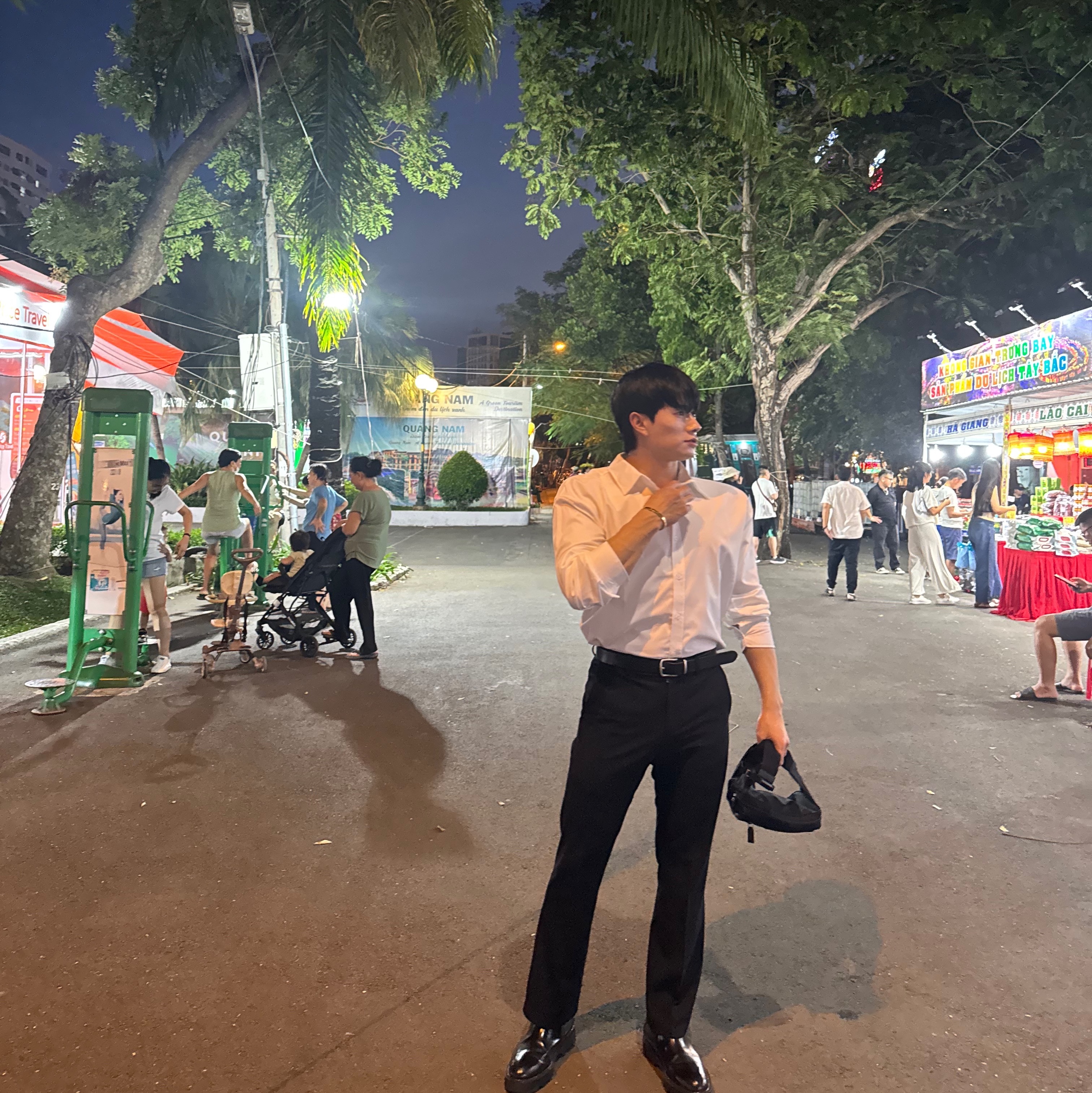 까르띠에 러브 브레이슬릿 옐로우 골드, 프라다 나일론 트라이앵글 로고 벨트백 블랙 착용 스타일