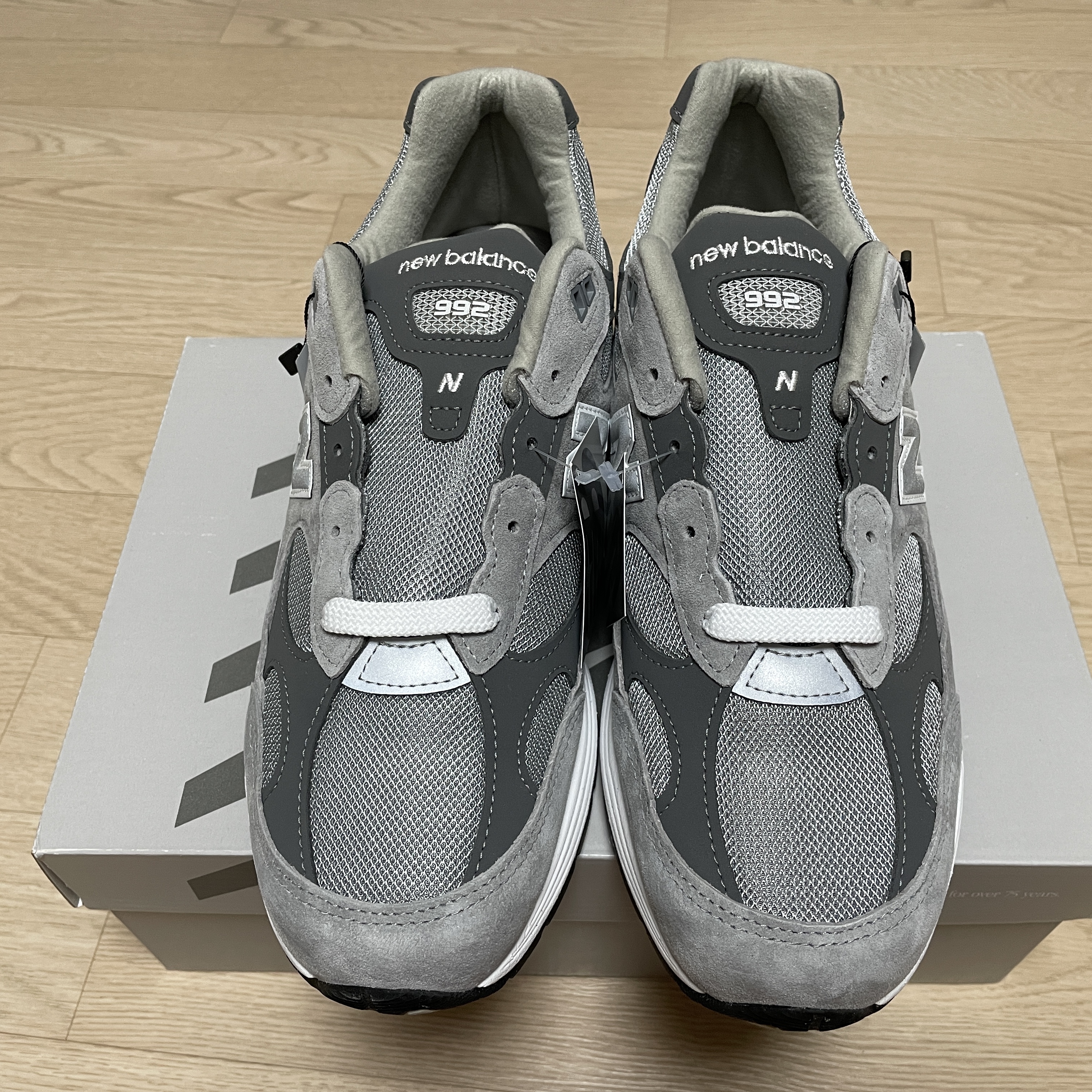 New Balance 992 Made in USA Core Grey Silver Metallic, New Balance 993 Made in USA Grey - D Standard 착용 스타일 - 2