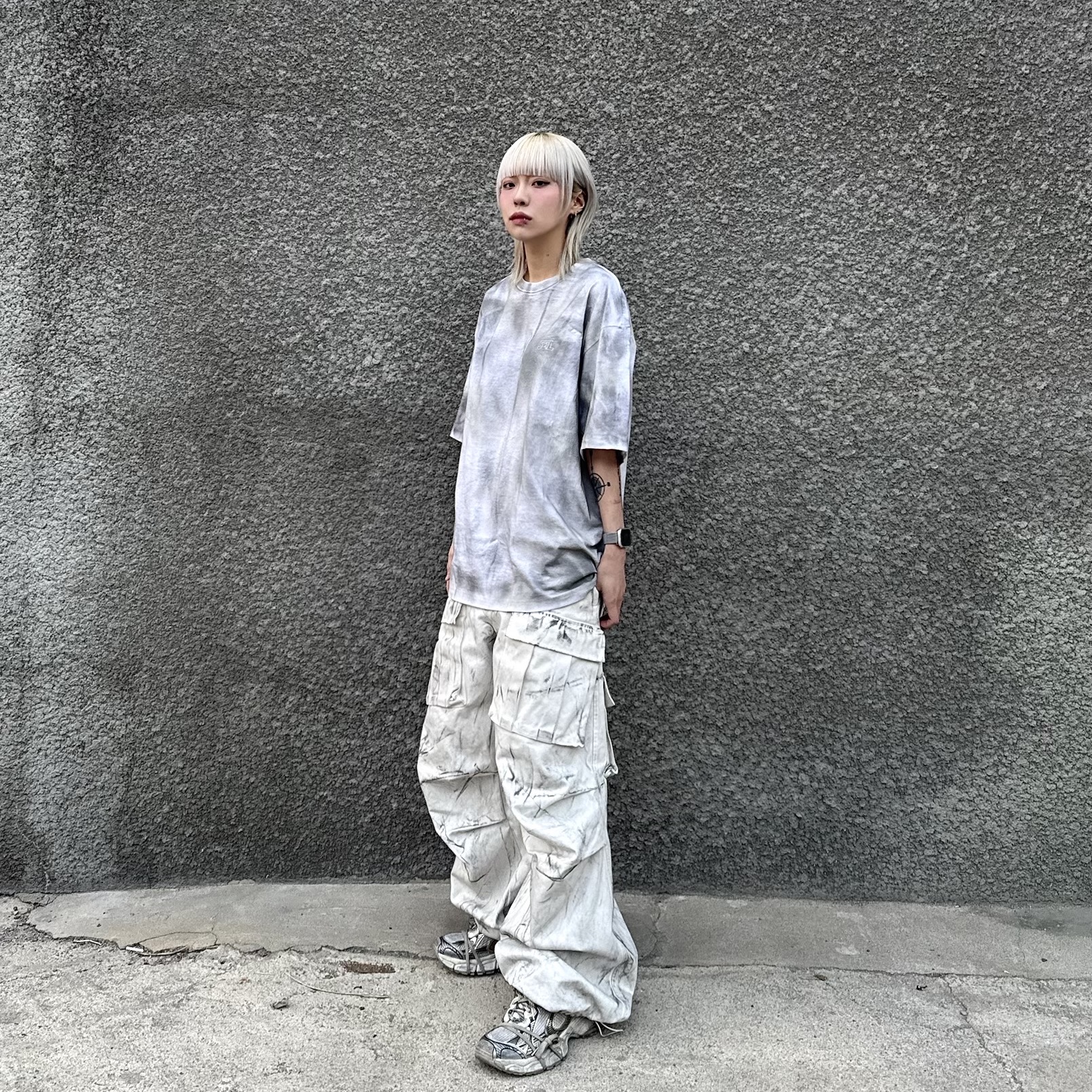 노쿨러스 01 카고 팬츠 더티 워싱, 발렌시아가 3XL 스니커즈 베이지 착용 스타일 - 2