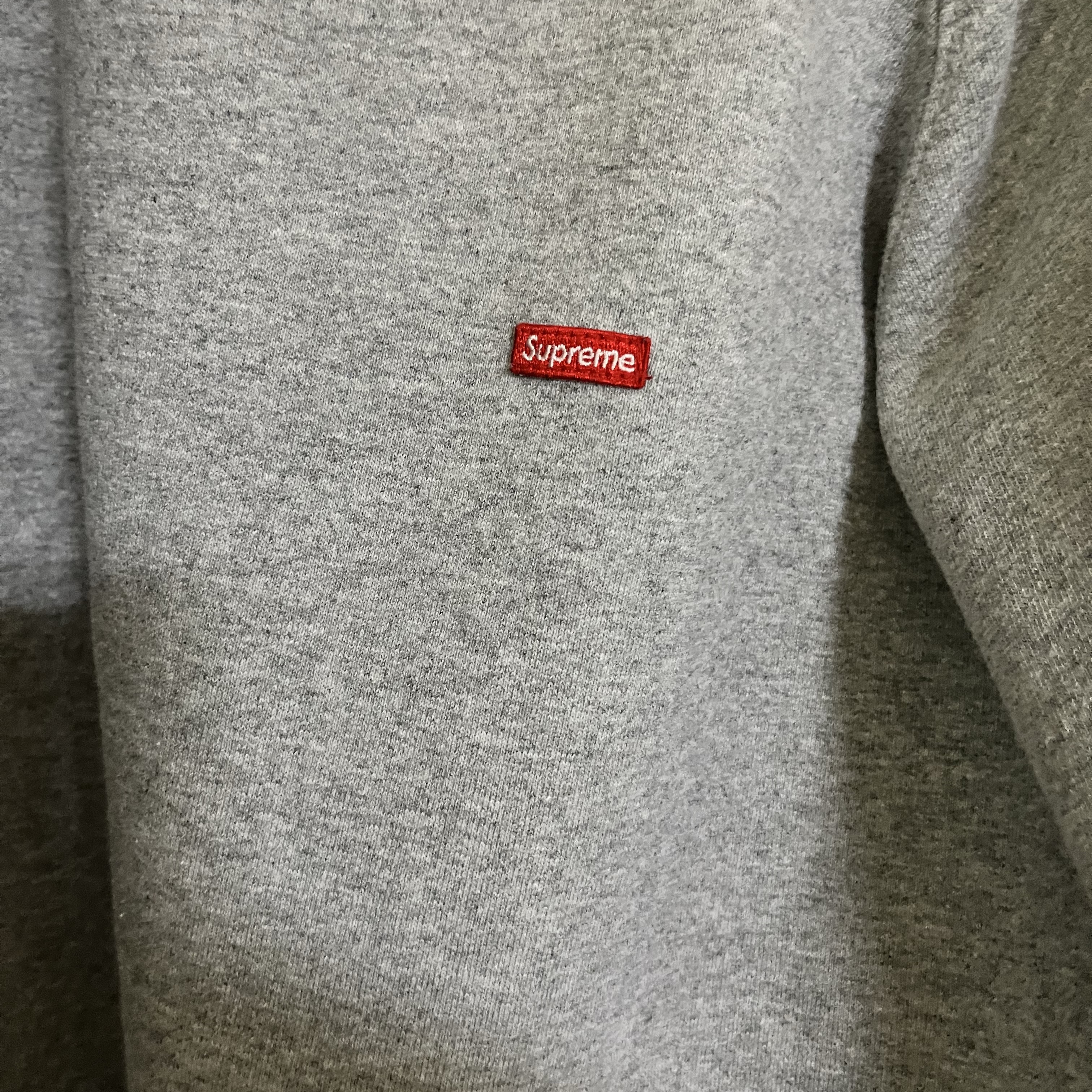 Supreme Small Box Raglan Crewneck Heather Grey - 24SS 착용 스타일