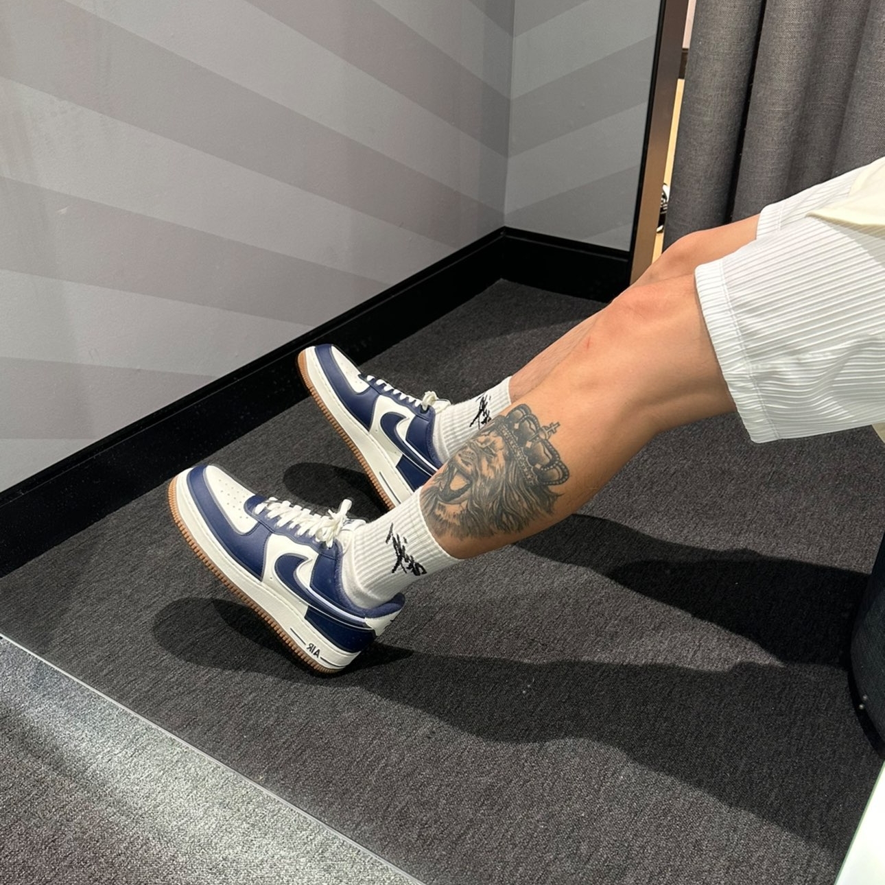 Nike Air Force 1 '07 LV8 Midnight Navy 착용 스타일