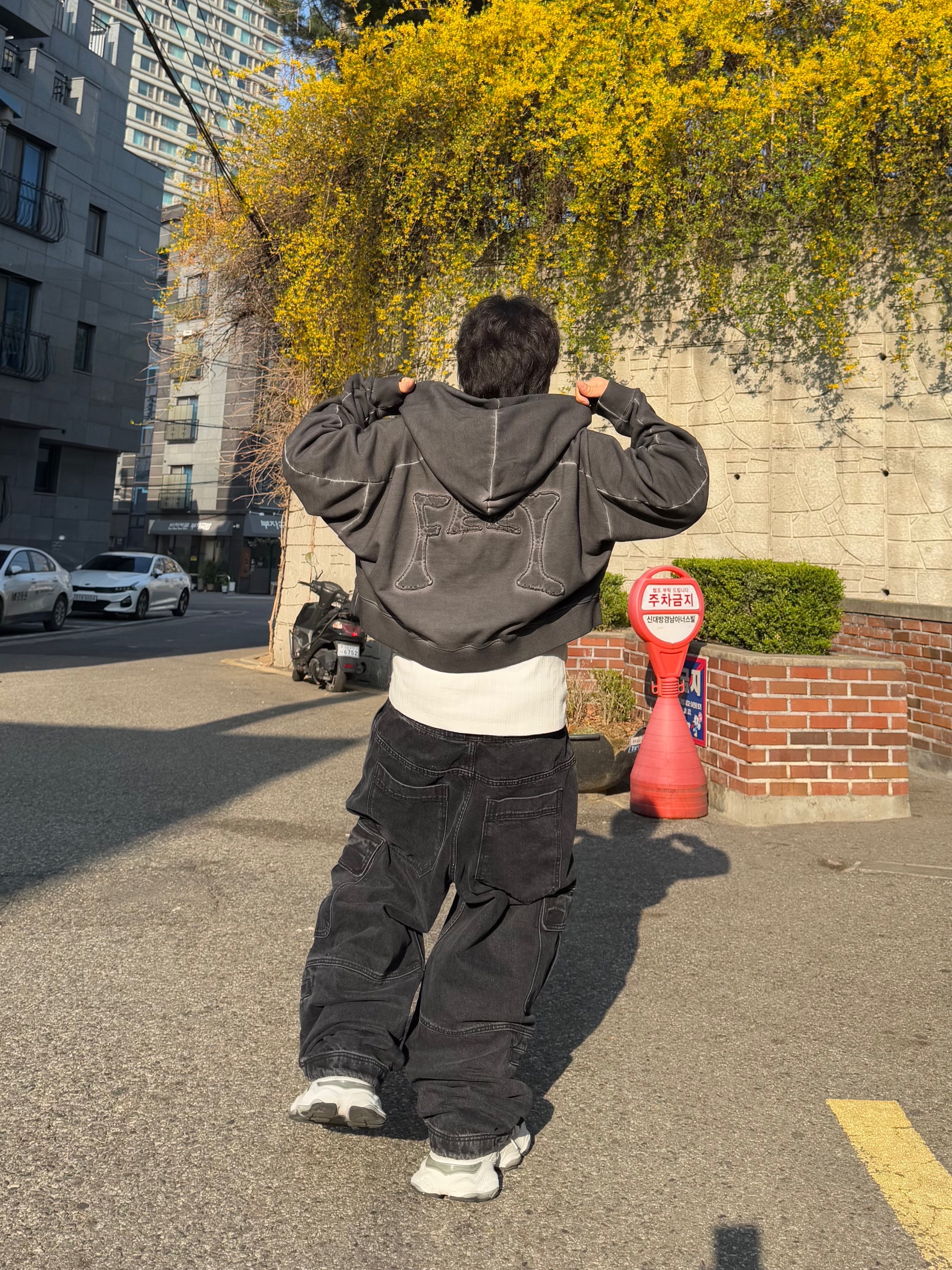 발렌시아가 카고 스니커즈 화이트 그레이 착용 스타일 - 2