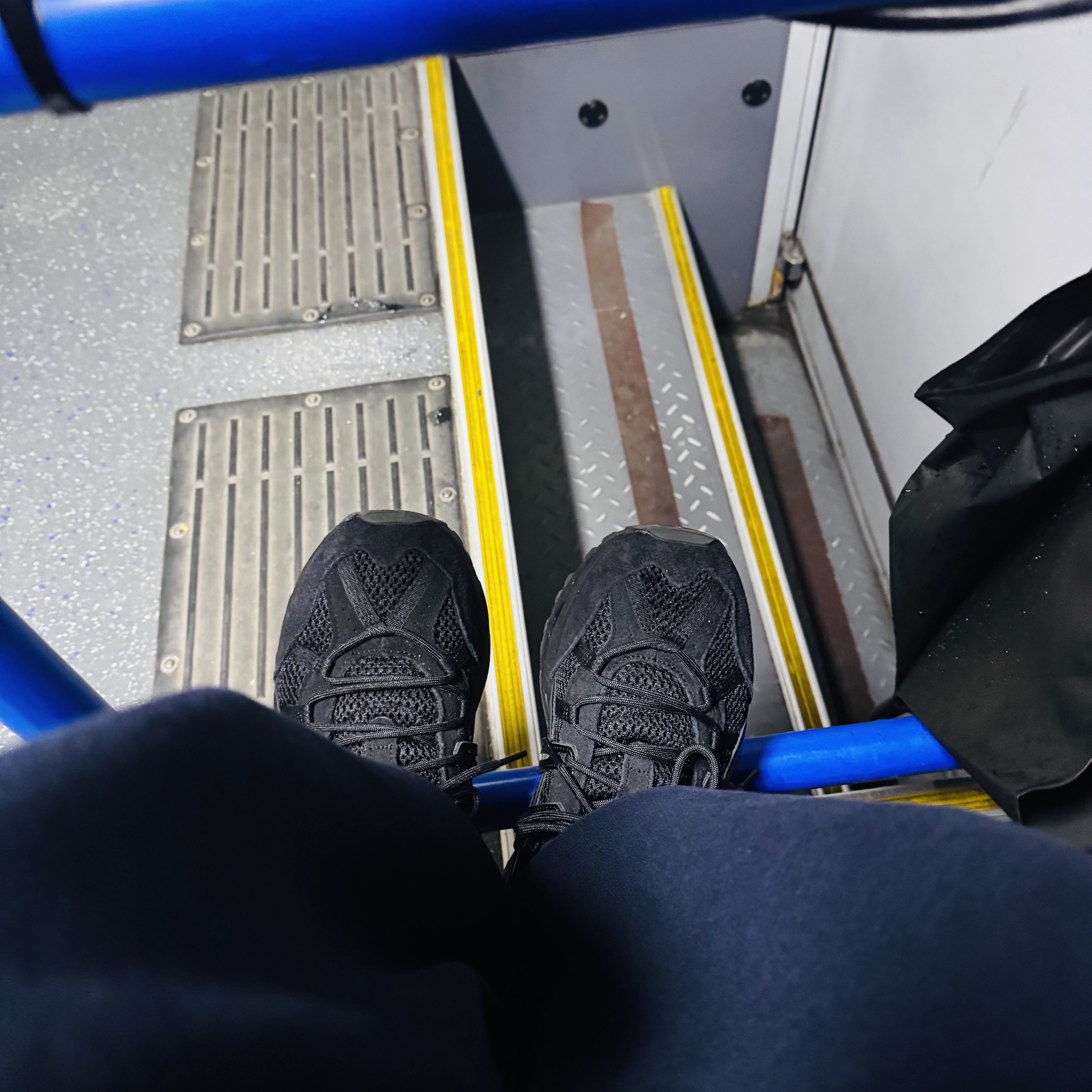 아식스 젤 소노마 15-50 블랙 착용 스타일