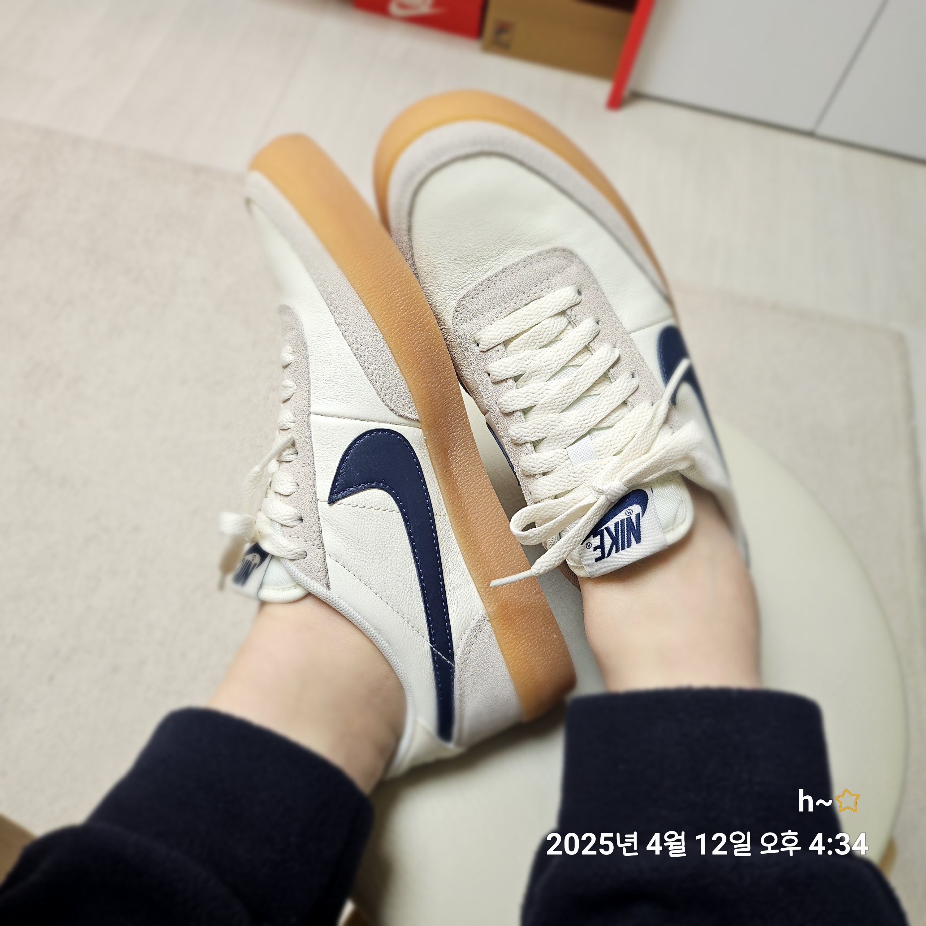 나이키 x 제이크루 킬샷 2 세일 미드나잇 네이비 착용 스타일