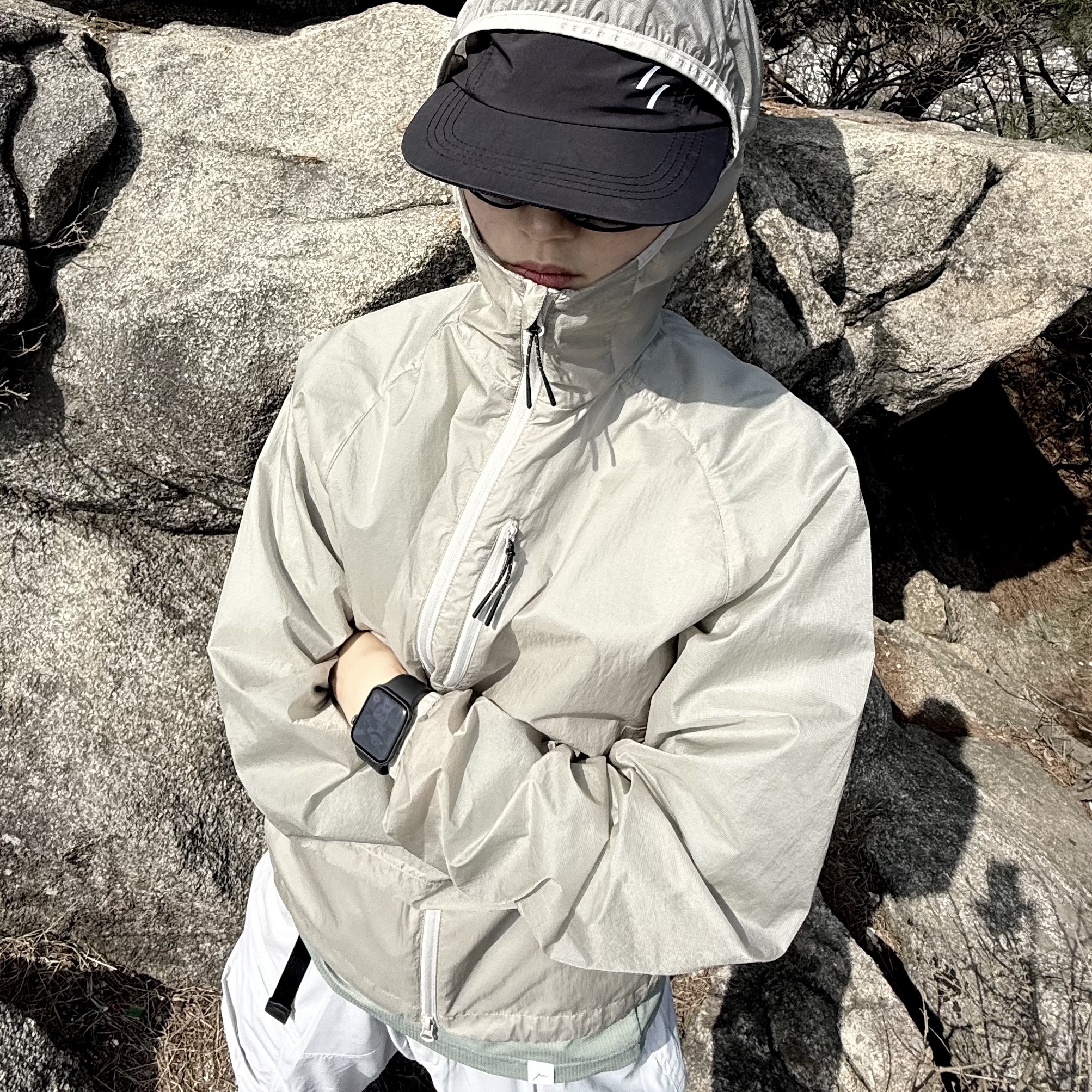 Welter Experiment Nimbus Aeropack Windbreaker Light Gray 착용 스타일 - 2