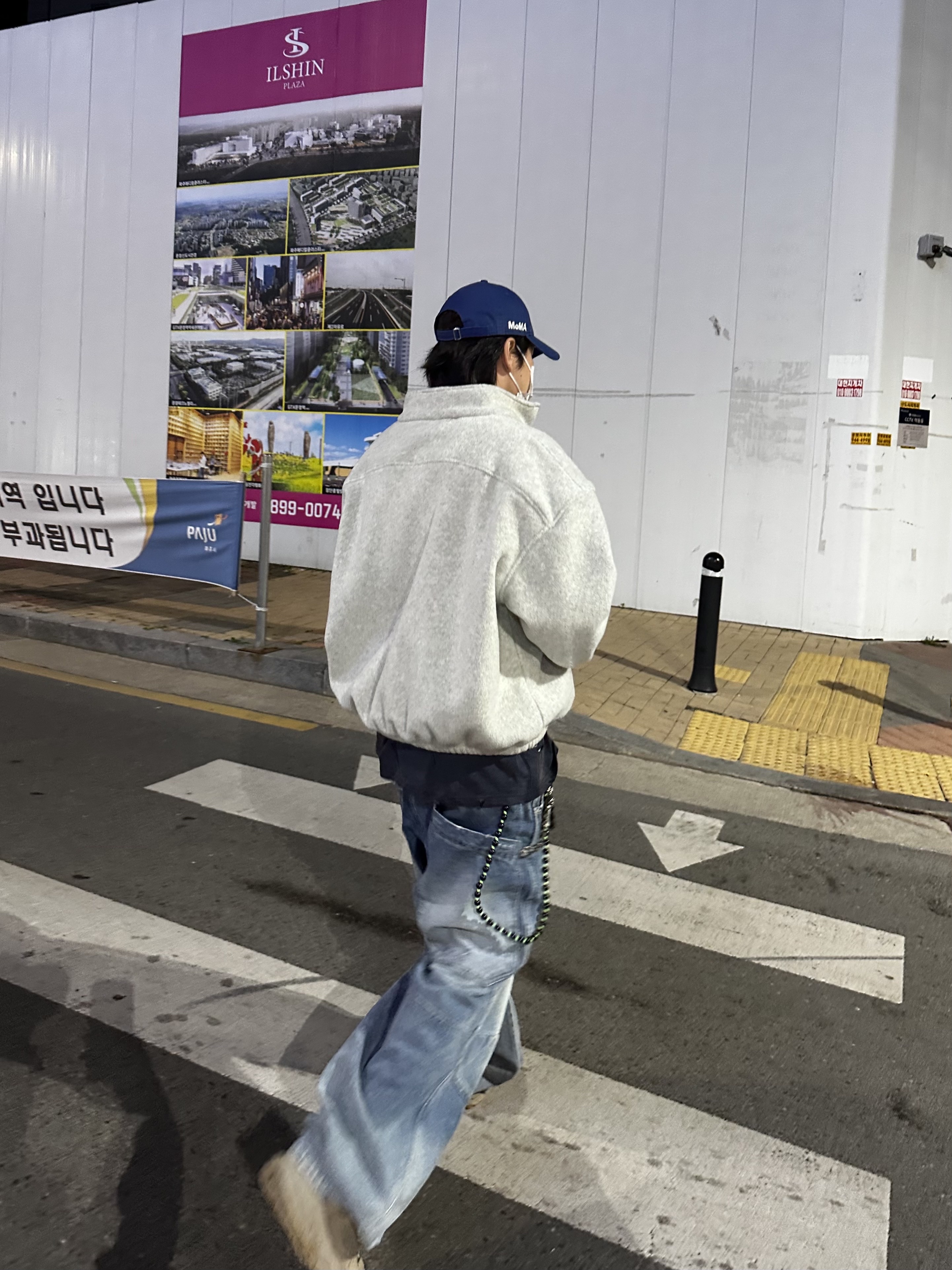 논노드 하프 집 플리스 클라우드 화이트, 뉴에라 x 모마 뉴욕 양키즈 캡 브라이트 로얄 착용 스타일 - 2
