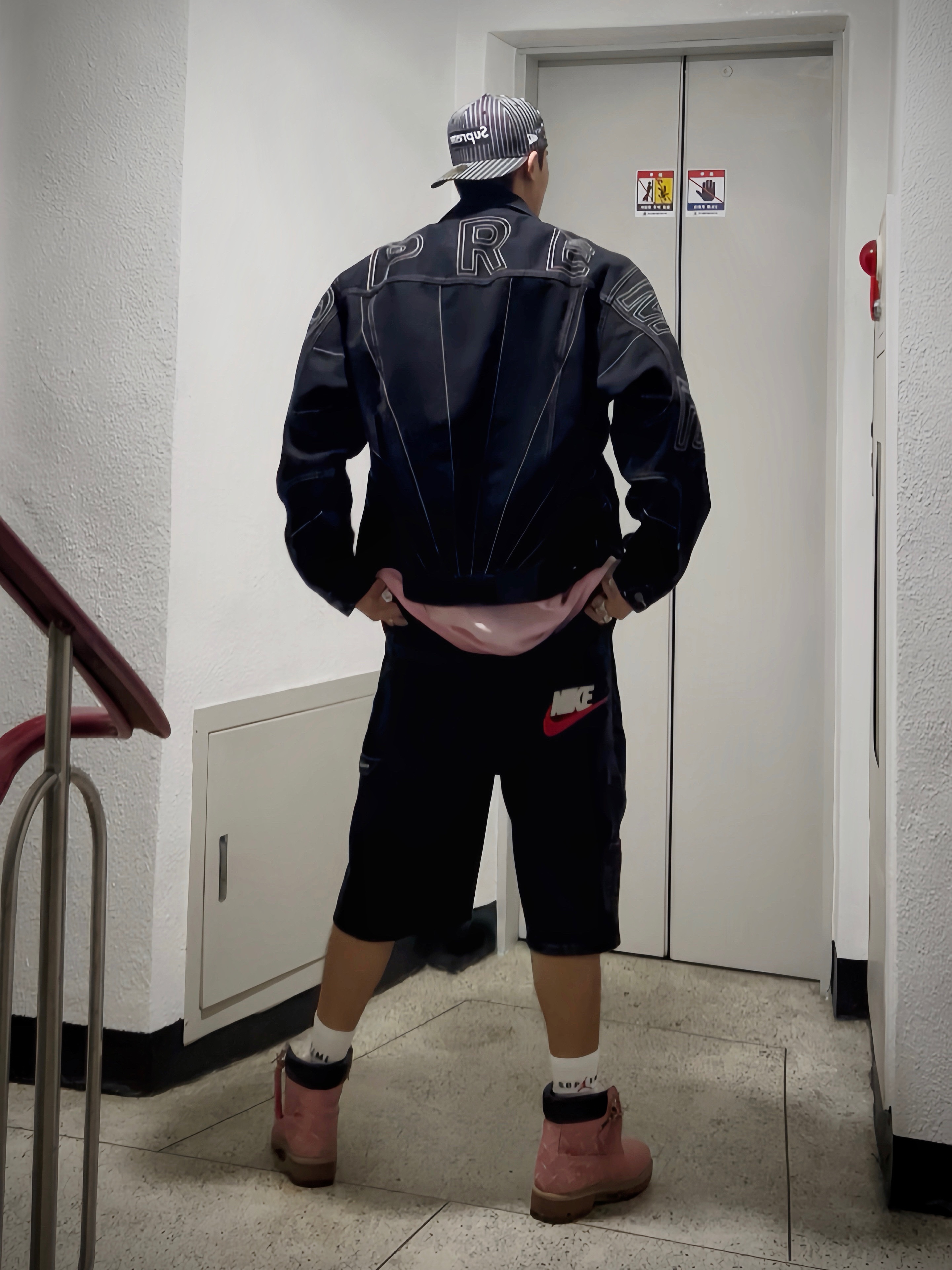 Supreme Painted T-Shirt Black - 25SS, Supreme Jacquard Rib Football Jersey Pink - 24FW 착용 스타일 - 2