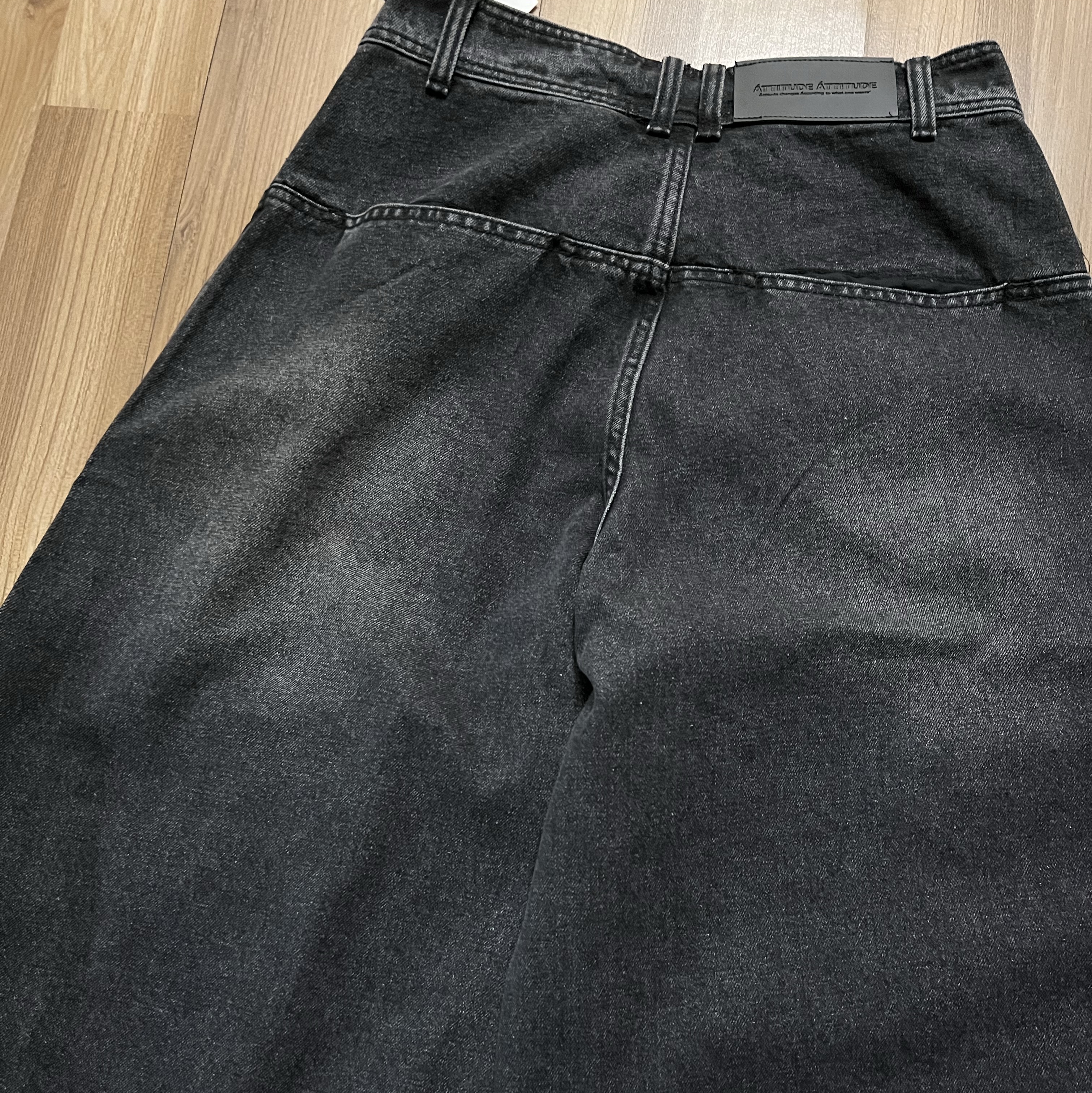 AA Curved Line Washing Bermuda Denim Pants Black 착용 스타일 - 2