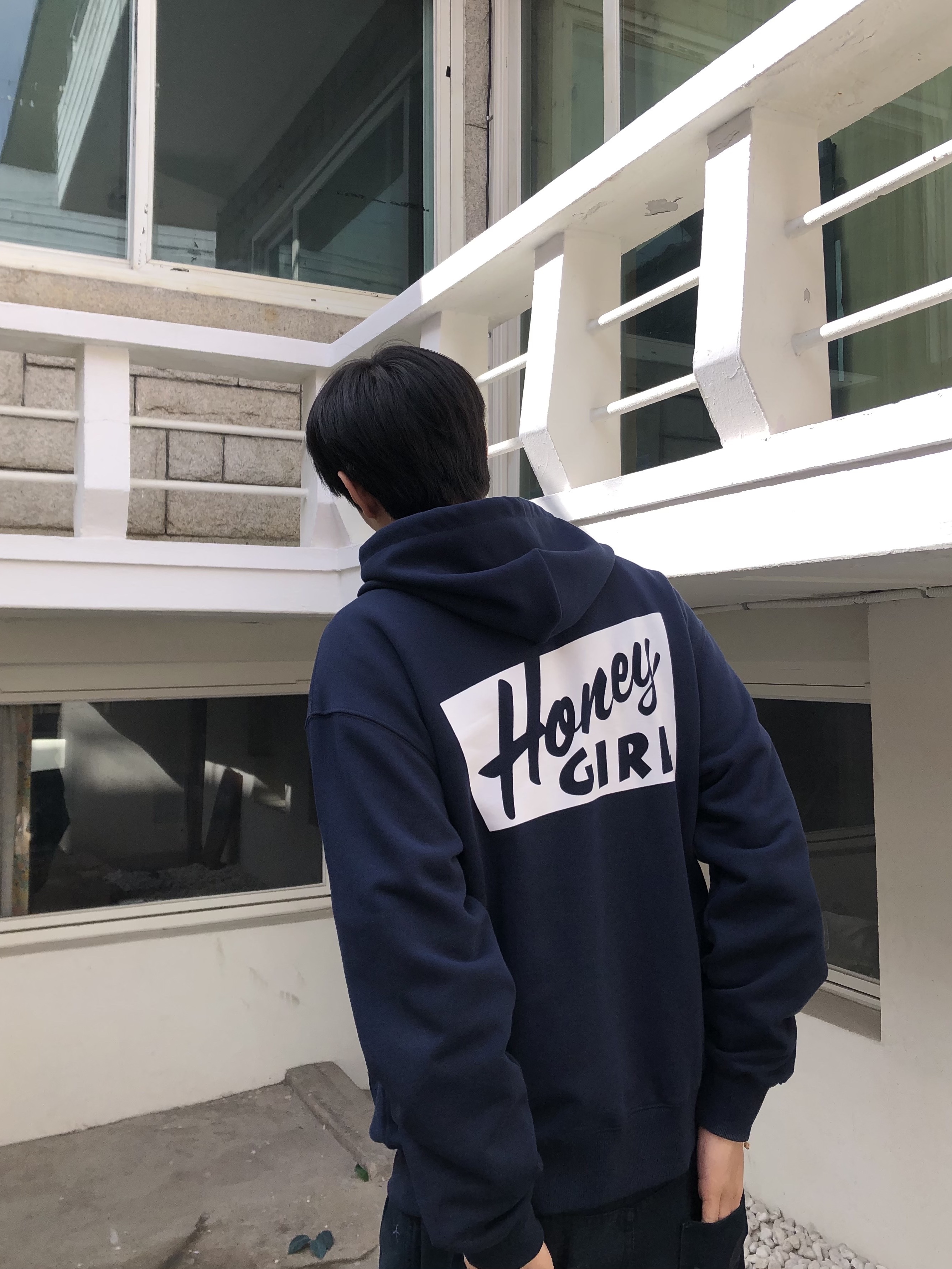 허니스쿱하우스 허니 걸 집업 후디드 스웨트셔츠 네이비 착용 스타일 - 2