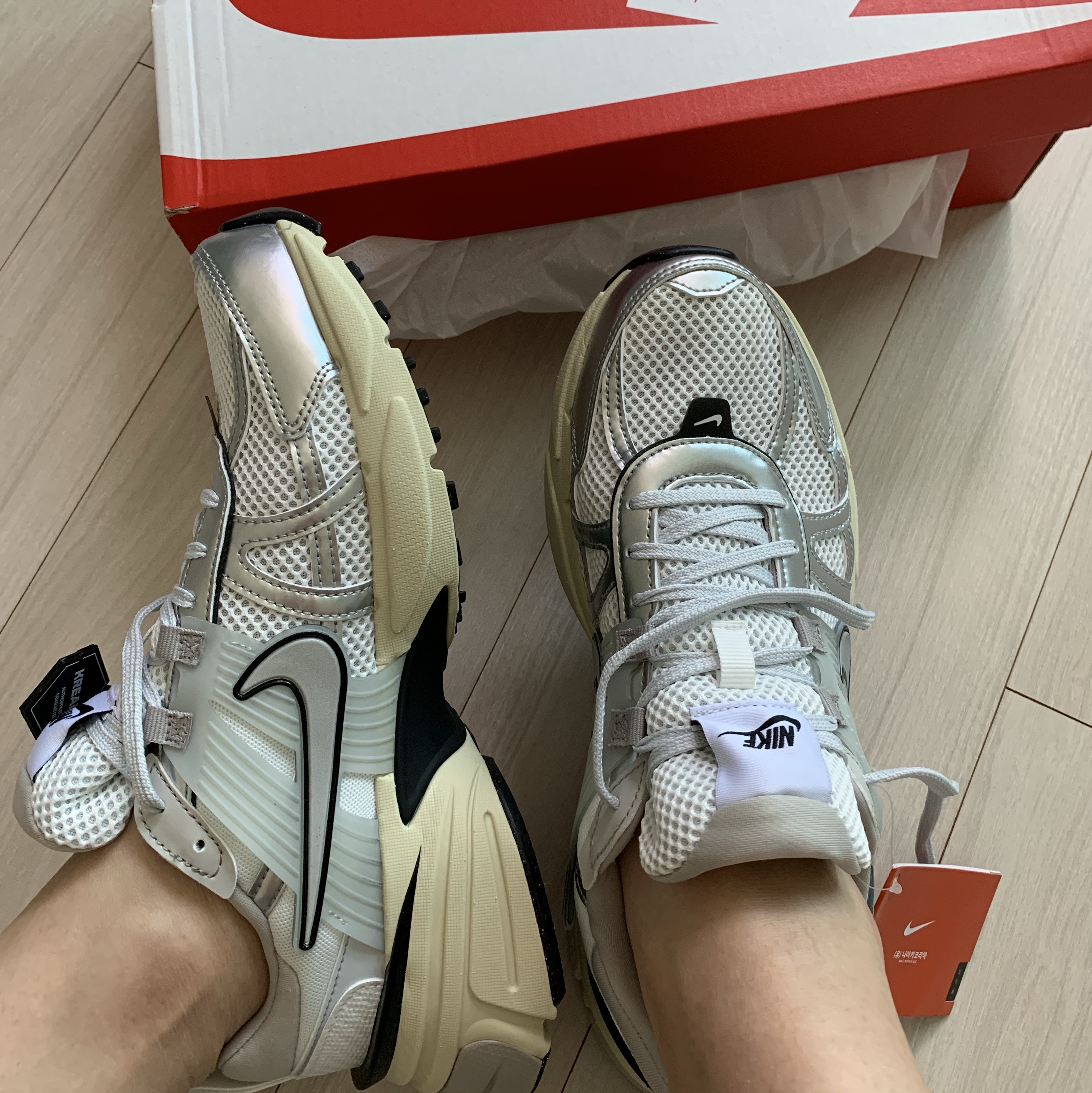 Nike V2K Run Summit White Metallic Silver 착용 스타일