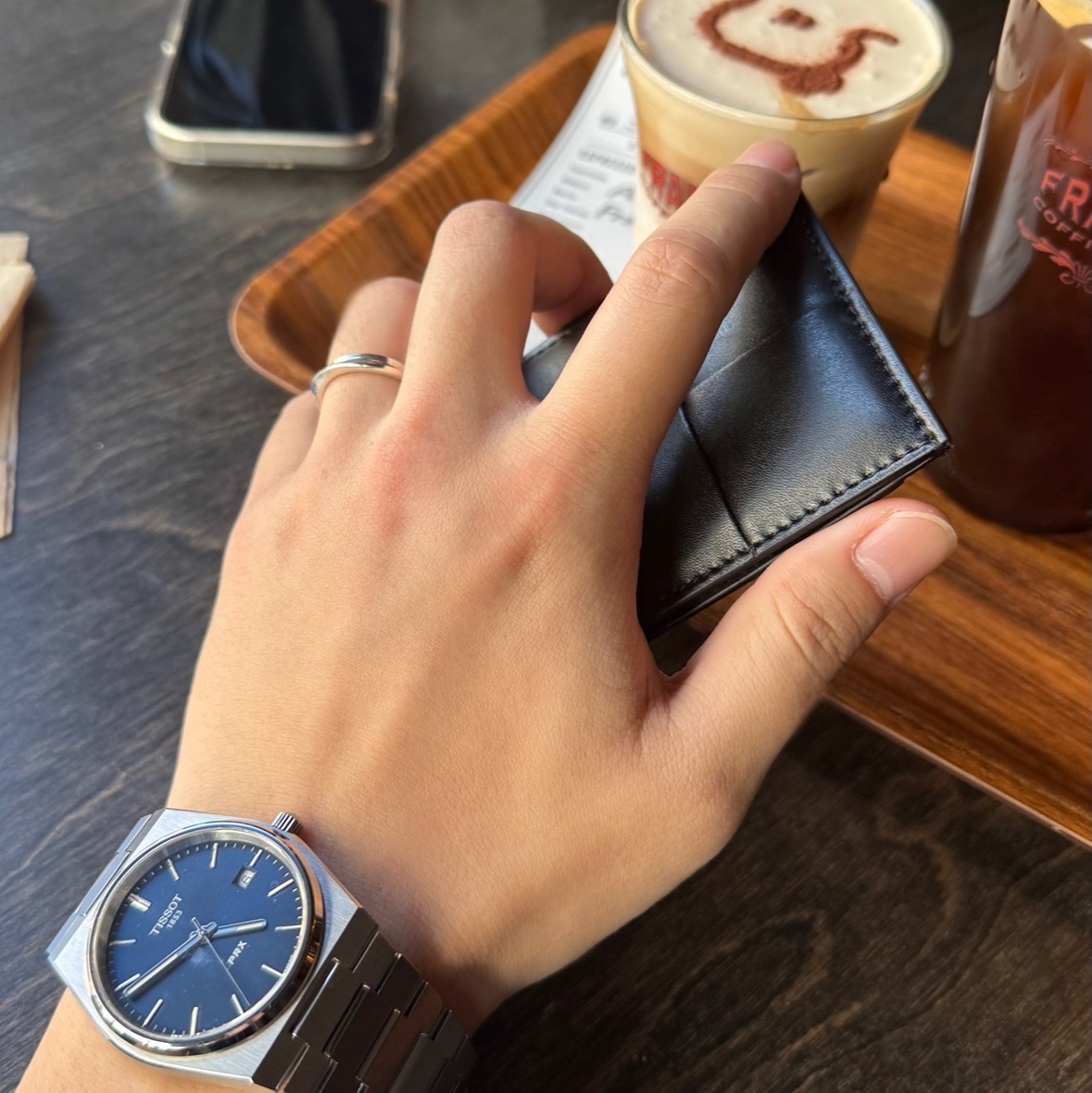 보테가 베네타 카드 케이스 카프스킨 블랙, 티쏘 PRX 40mm 쿼츠 스틸 블루 착용 스타일