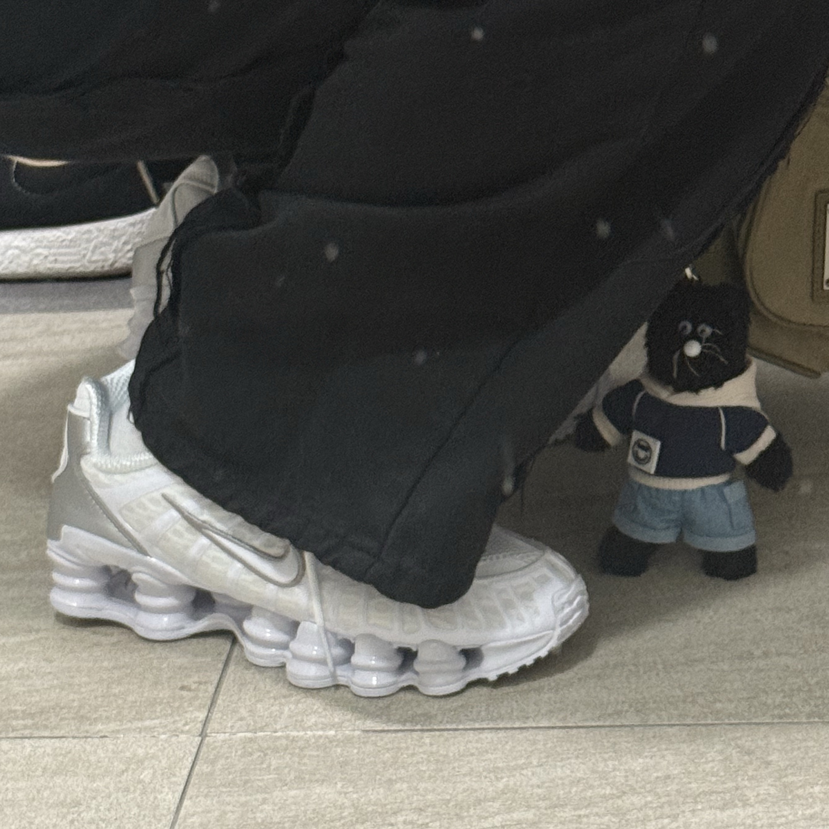 Nike Shox TL Metallic Silver 착용 스타일 - 1