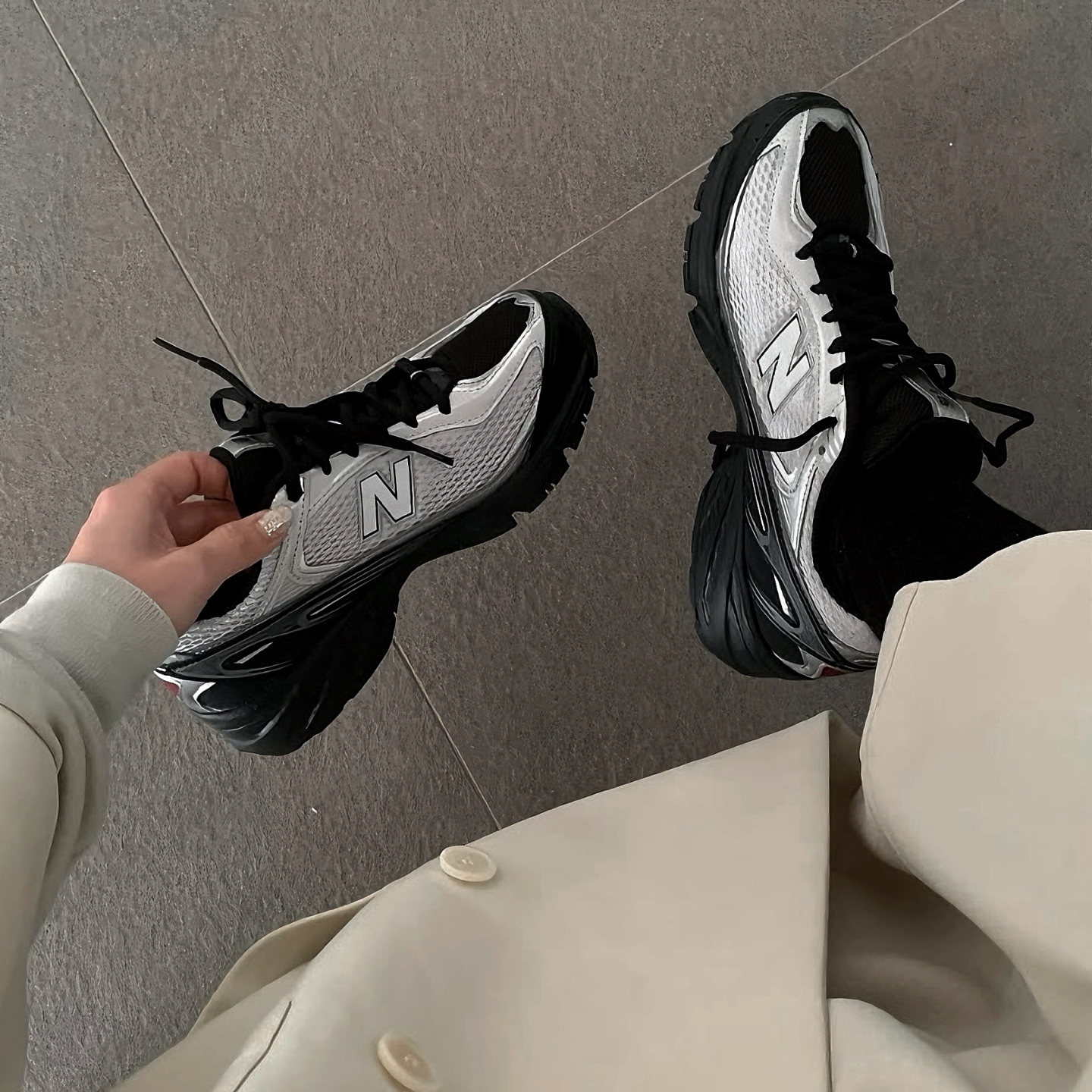 New Balance 509 Black Gray 착용 스타일 - 4