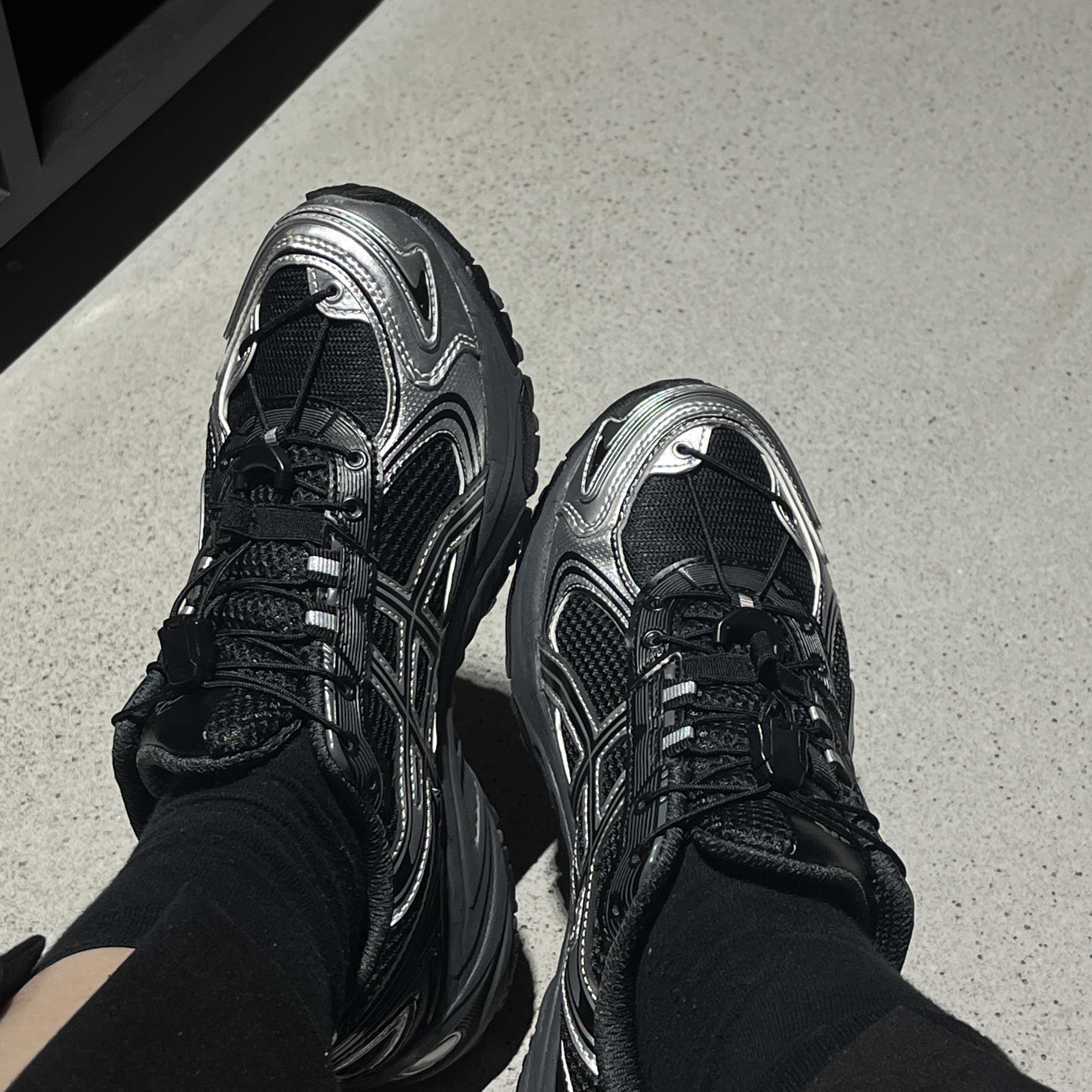Asics Gel-Kahana TR V4 Carbon Black 착용 스타일
