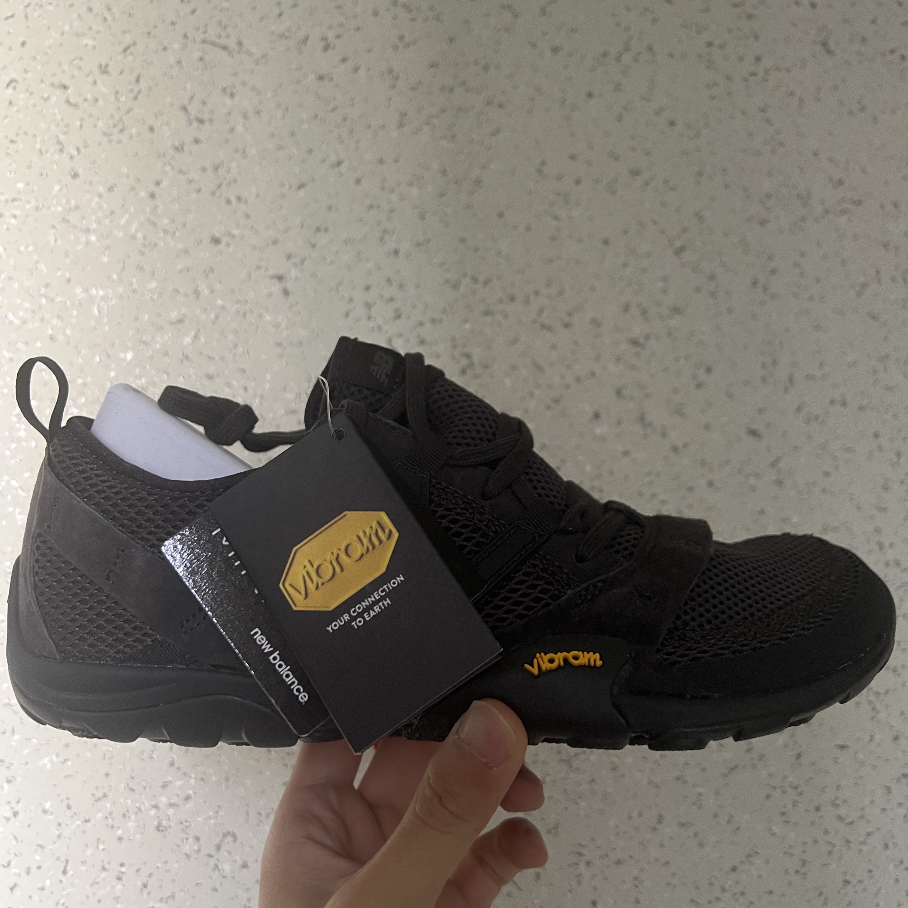 New Balance Minimus MT10O Black Castlerock 착용 스타일 - 1