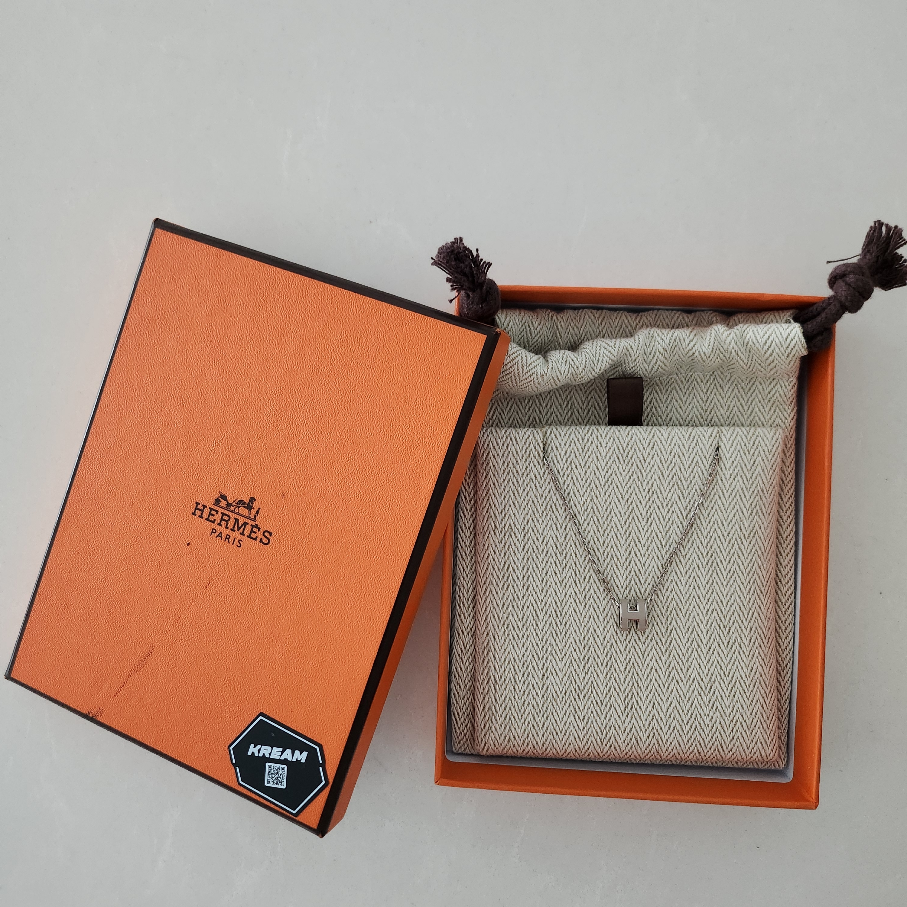 (W) Hermes Mini Pop H Pendant Palladium & Marron Glace 착용 스타일