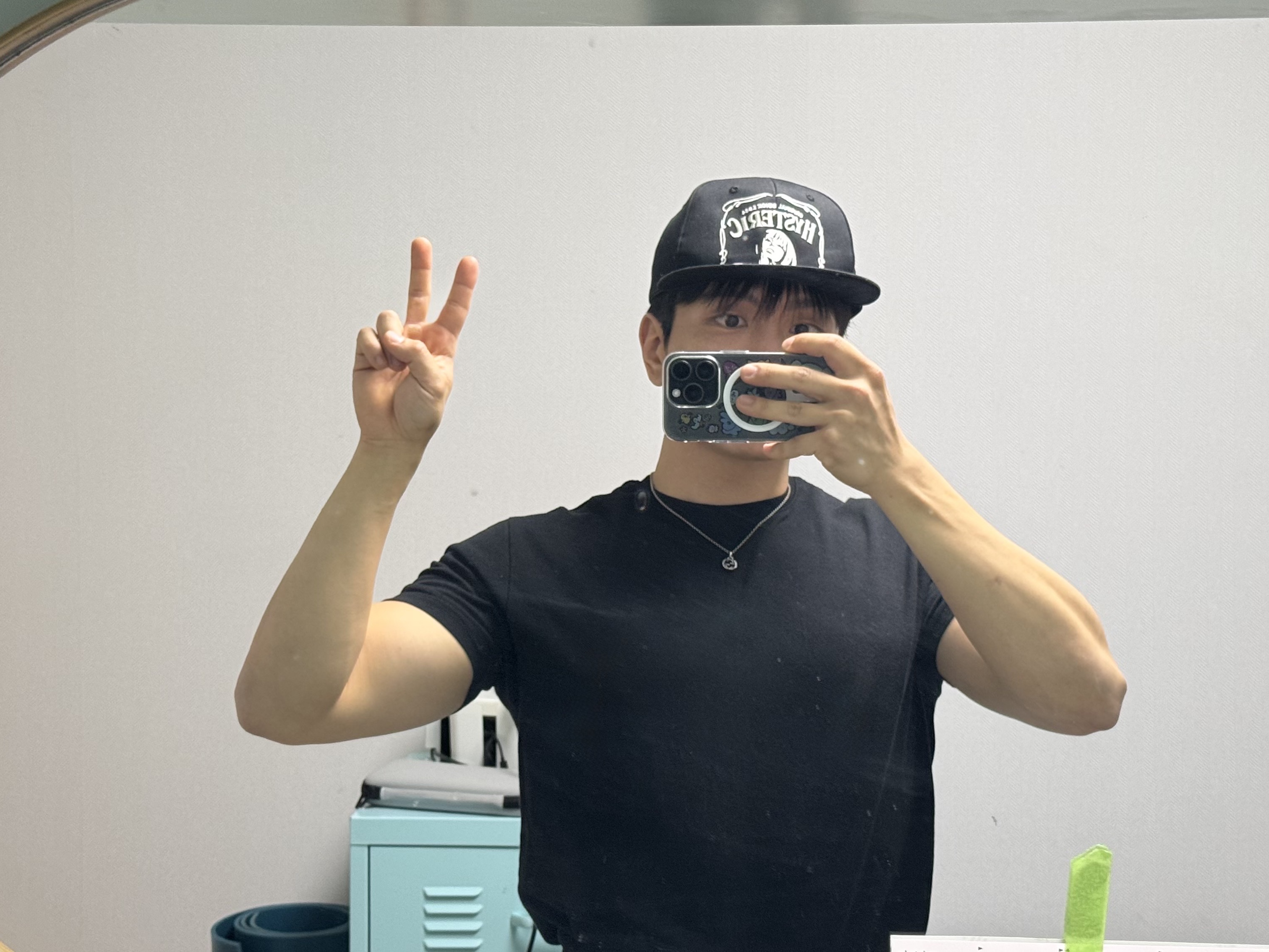 히스테릭 글래머 HYS 위스키 자수 캡 블랙, 구찌 인터로킹 G 펜던트 네클리스 실버 착용 스타일